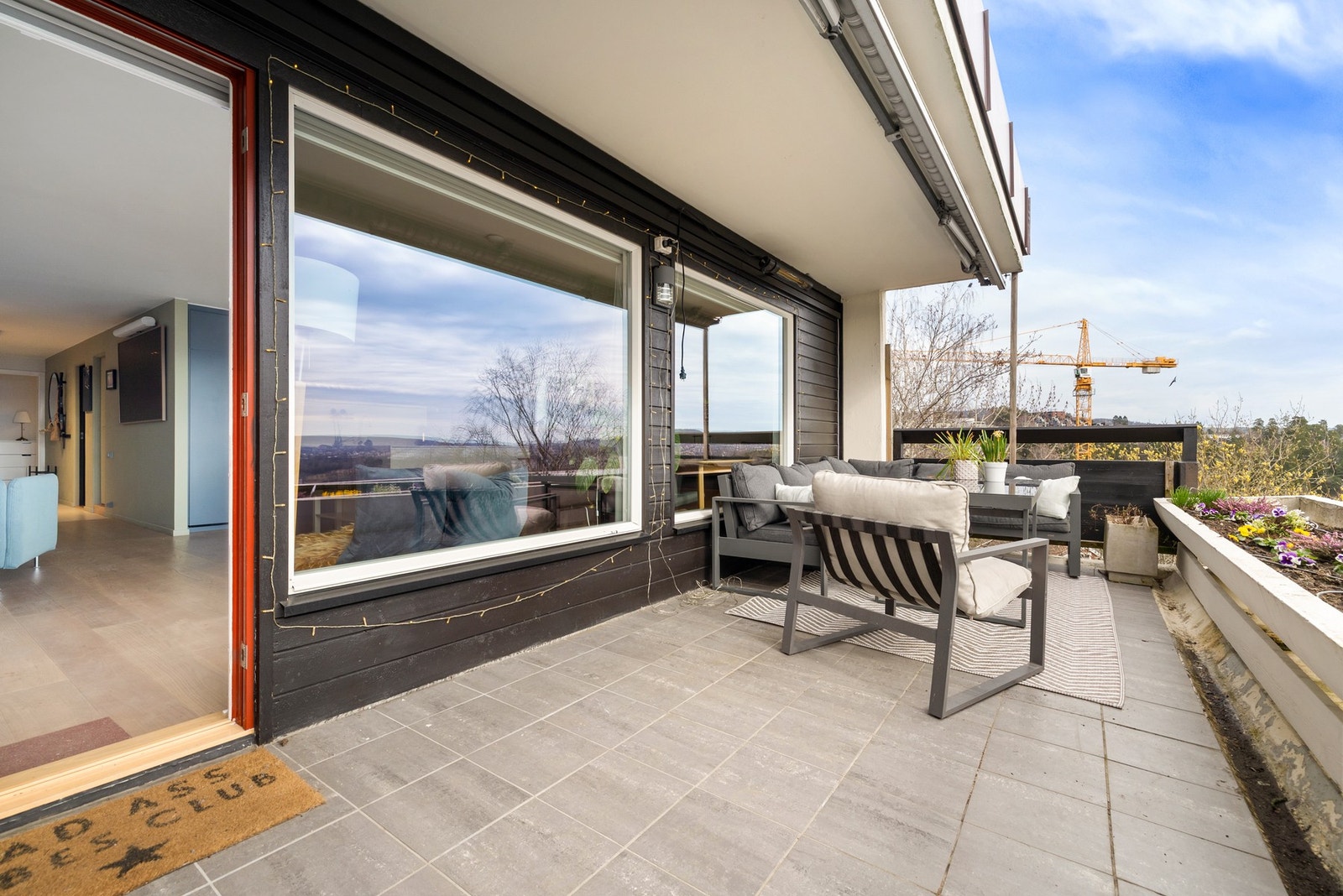 Solrik terrasse på 15 m2 som en perfekt forlengelse av stuen på sommerhalvåret. Galleribilde