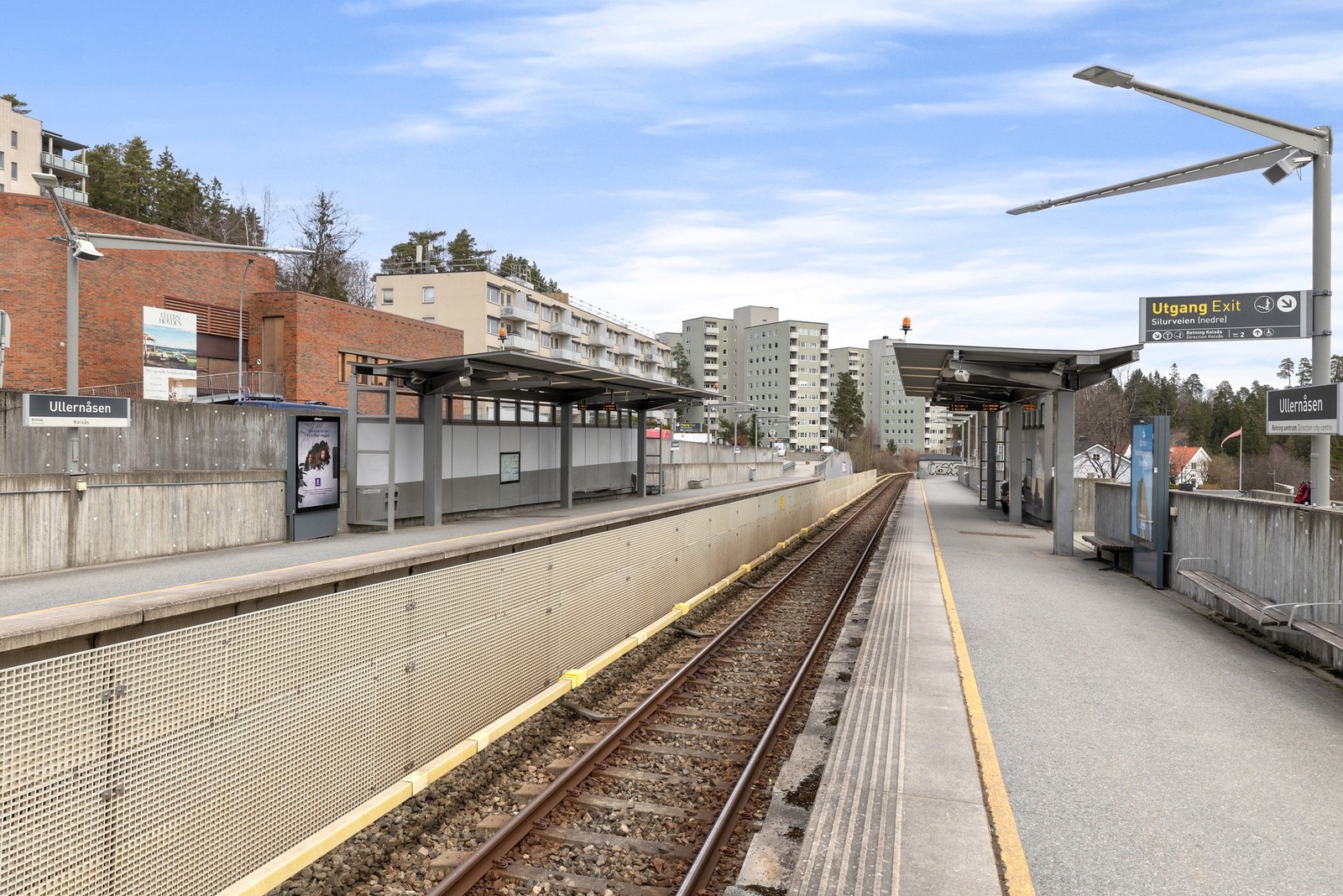 Ullernåsen Tbane med hyppige avganger i retning Kolsås og sentrum/Majorstuen. Galleribilde