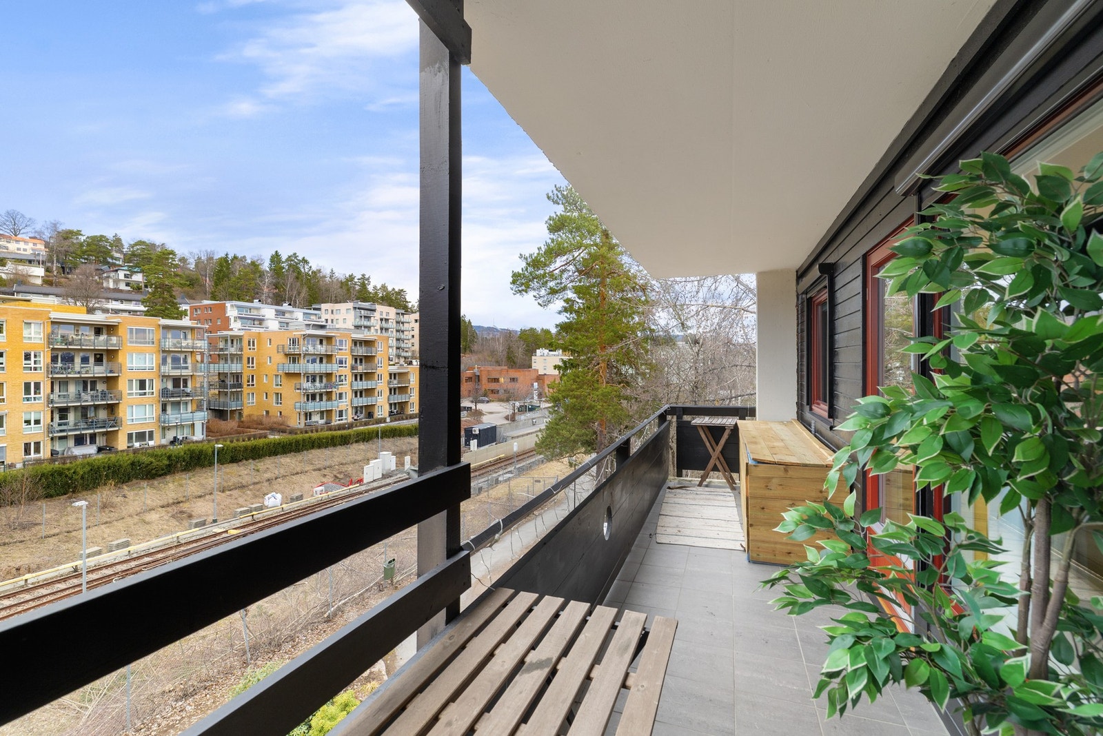 Terrasse på 10 m2 med utsyn mot Holmenkollbakken. Kveldssol. Galleribilde