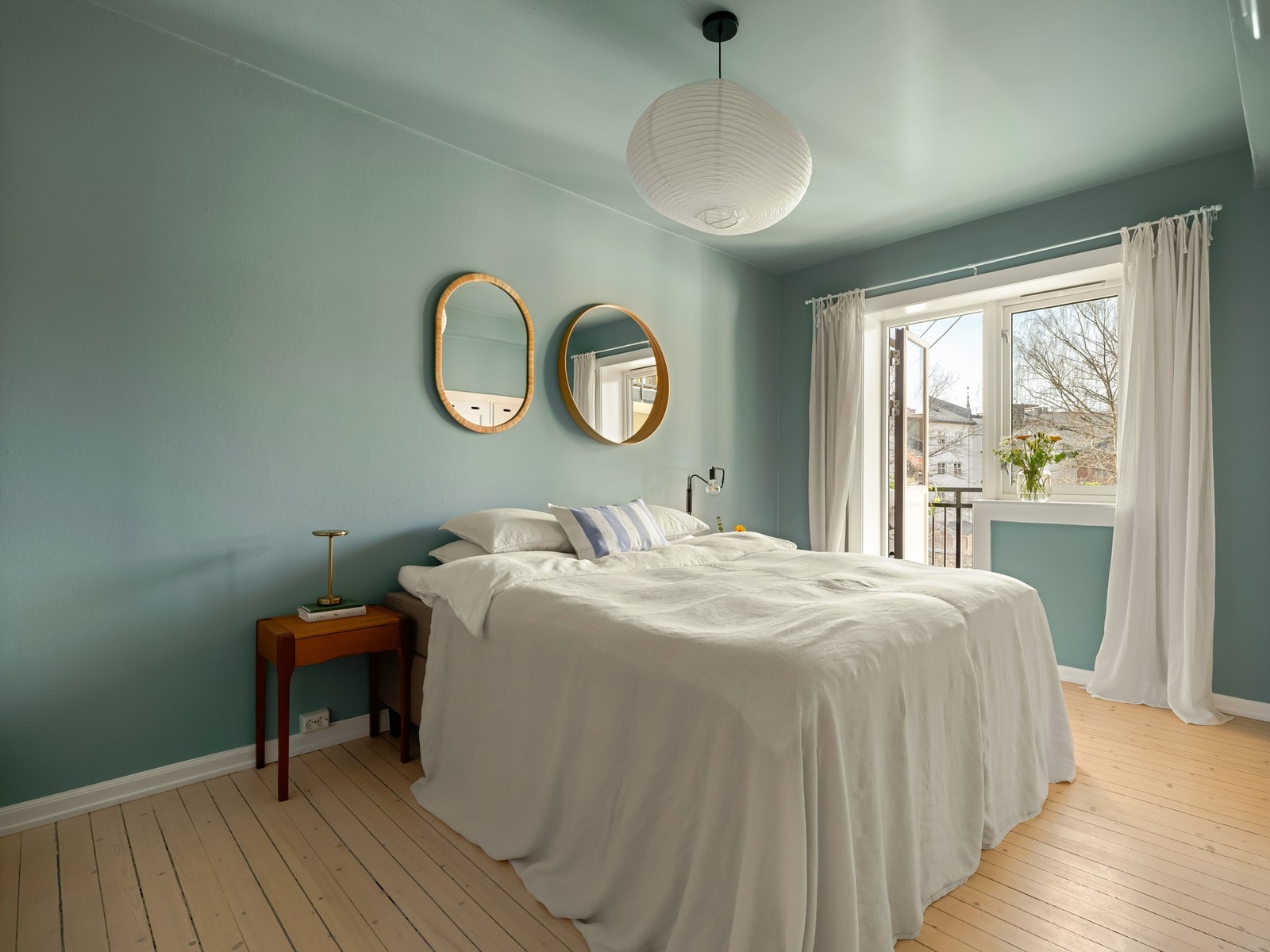 Neste stopp er det store soverommet, som har god plass til både dobbeltseng og nattbord. Galleribilde