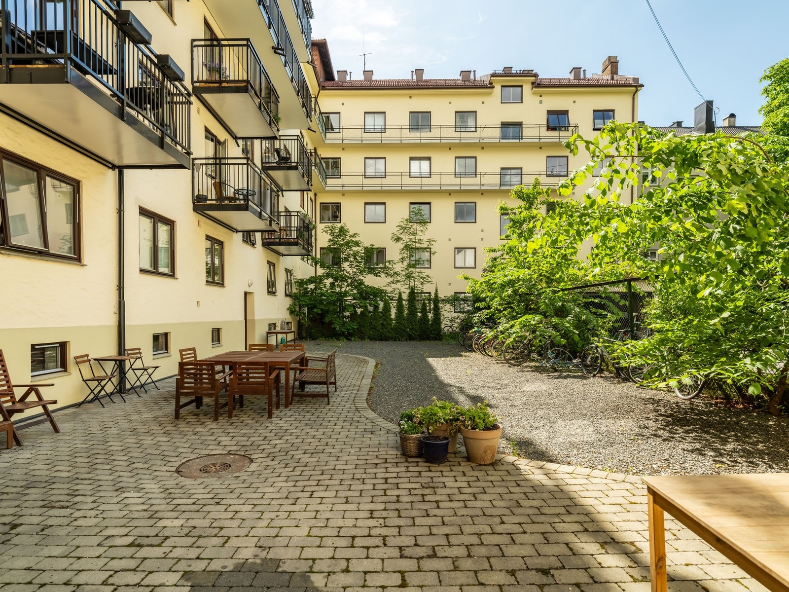 Aksjelaget har en trivelig bakgård. Galleribilde