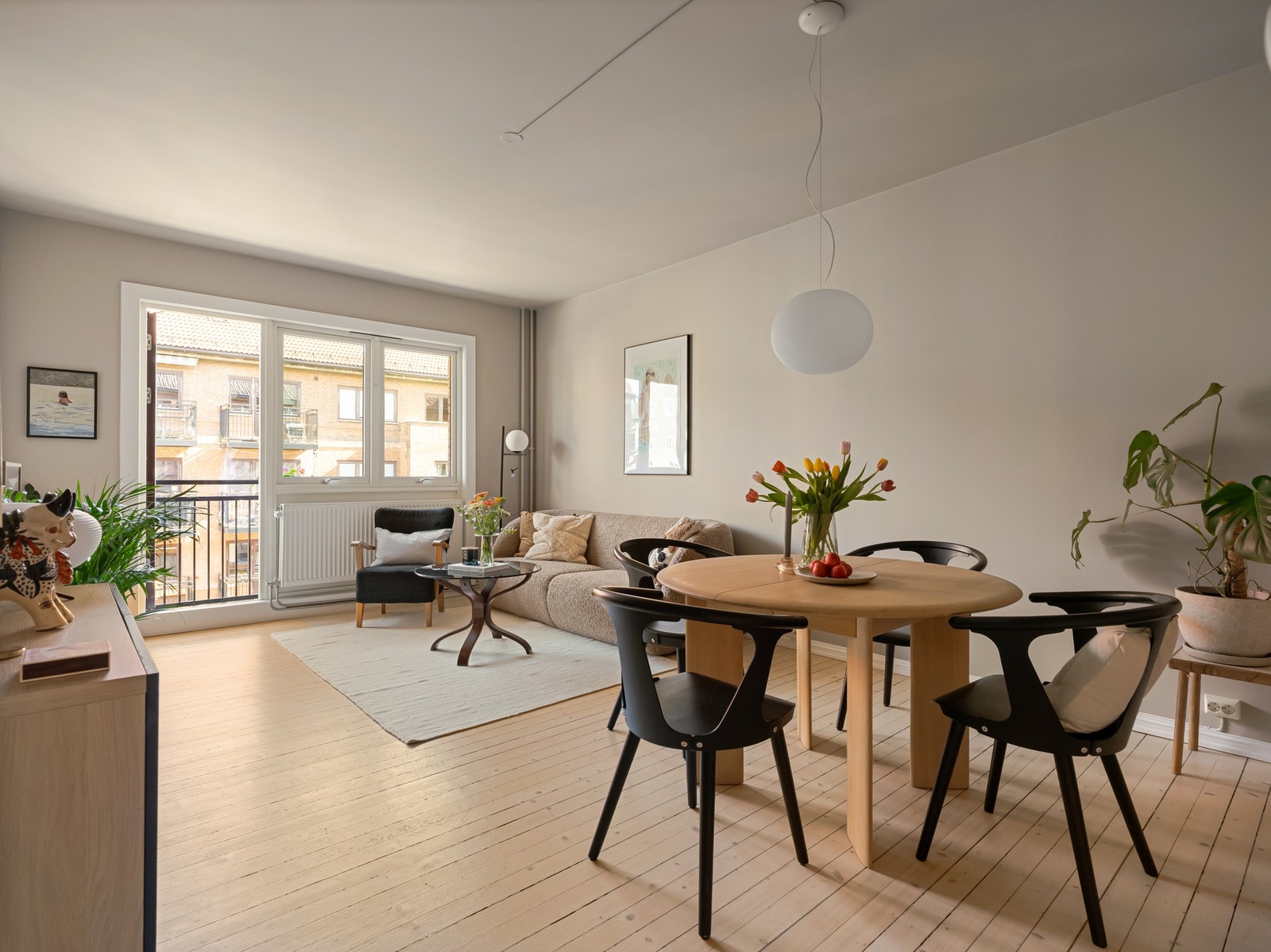 Vi fortsetter i den store og innbydende stuen, som også er det foretrukne oppholdsrommet. Galleribilde