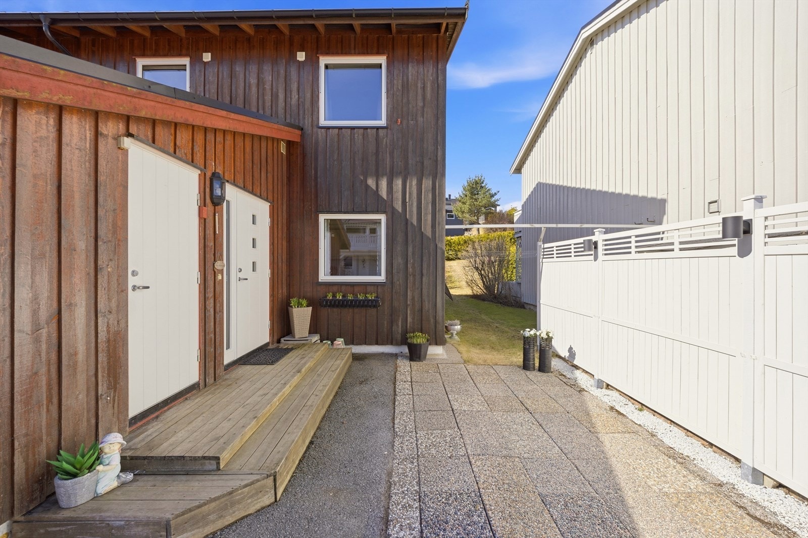 Inngangsparti og tilgang til boden. Huset har også én bod inne samt et lagringsloft. Galleribilde