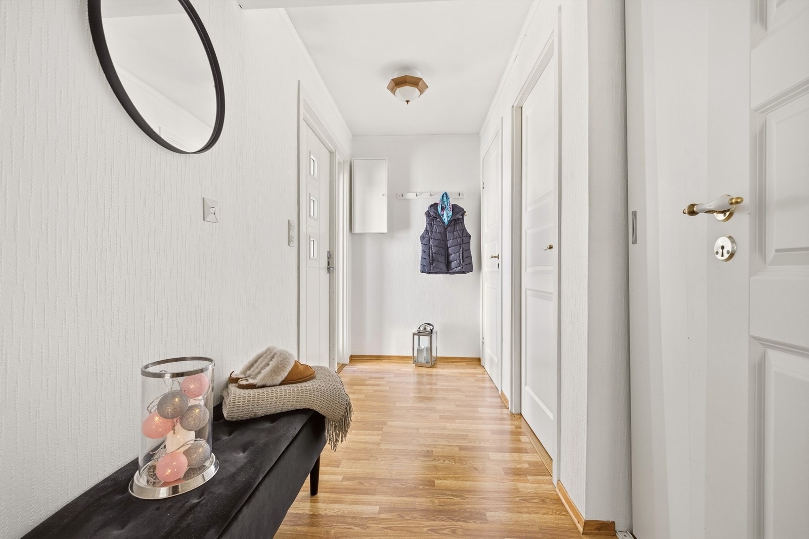 Entreen har integrert skyvedørsgarderobe samt plass til knaggrekke og kommode. Galleribilde