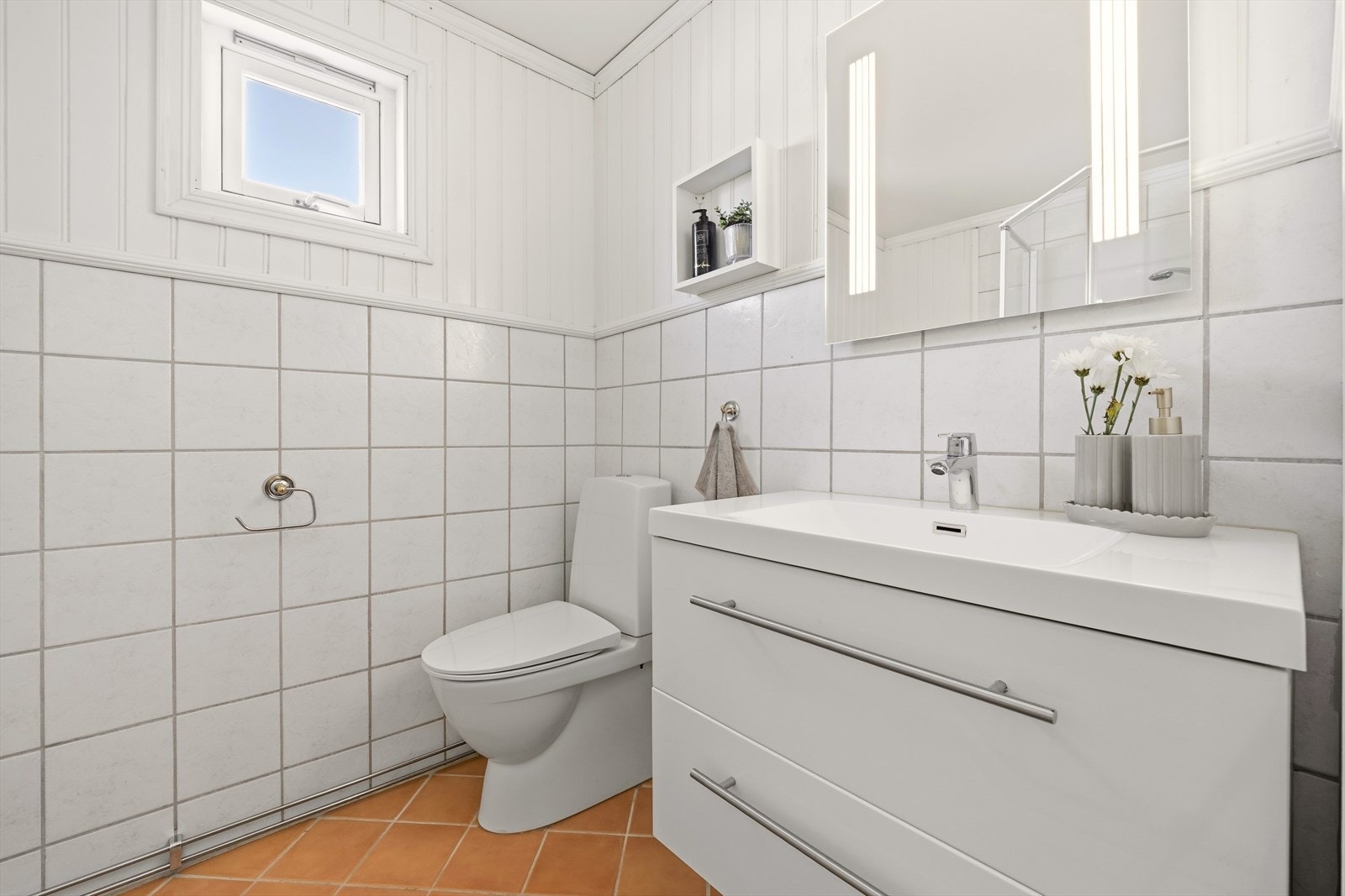 Badet ligger praktisk plassert ved soveromsavdelingen. Galleribilde