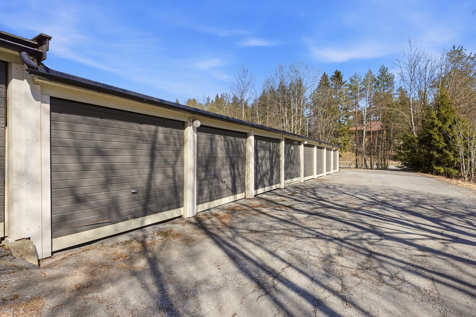 Fast garasjeplass i garasjerekke rett bortenfor huset. Galleribilde