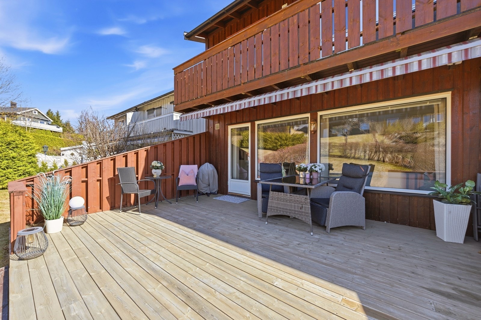 Terrasse på ca. 26 kvm med gode solforhold gjennom dagen. Galleribilde