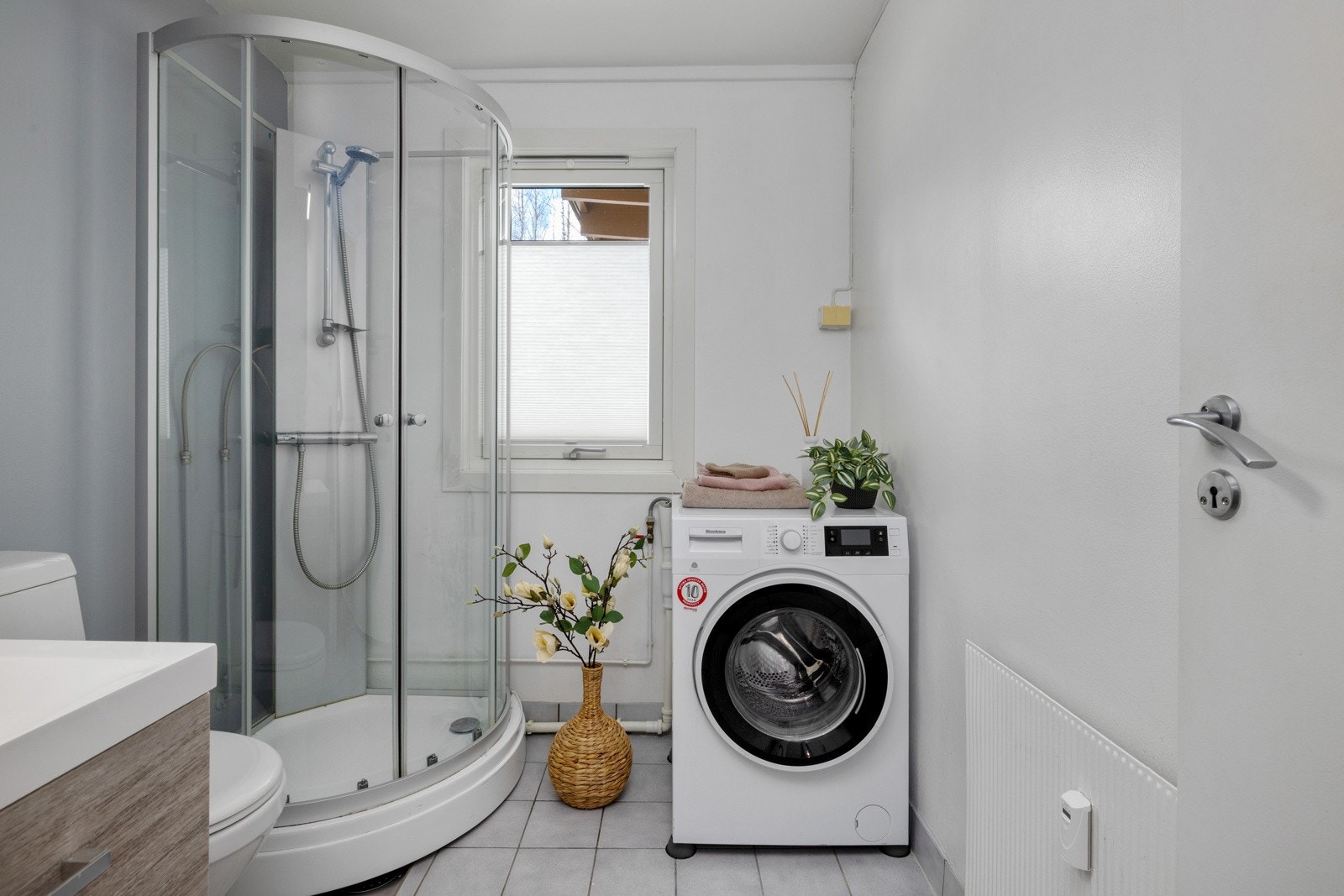 Badet har mekanisk avtrekk og ble oppgradert med ny baderomsinnredning og dusjkabinett i 2017. Galleribilde