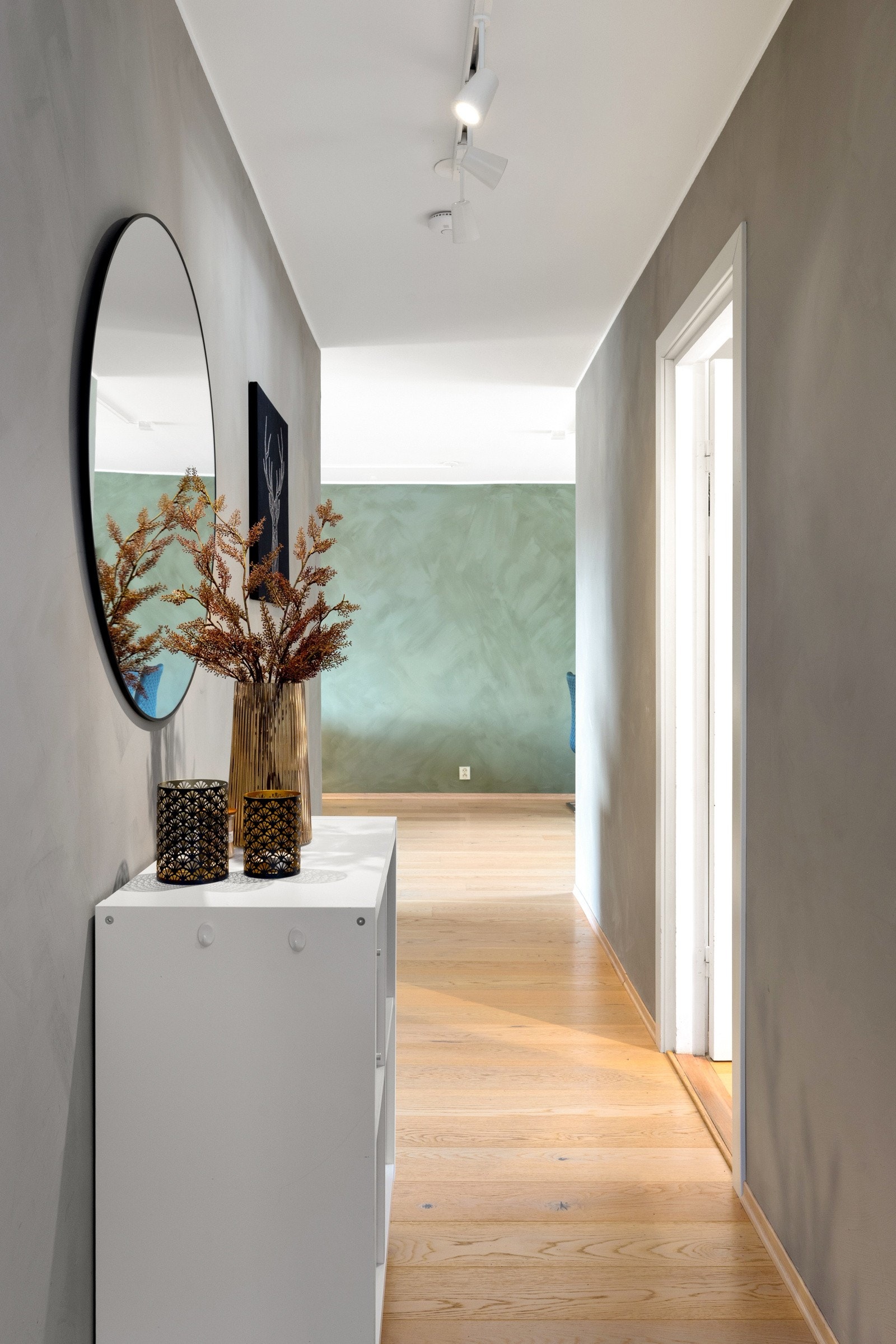 Gangen tar deg videre inn i leiligheten. Galleribilde