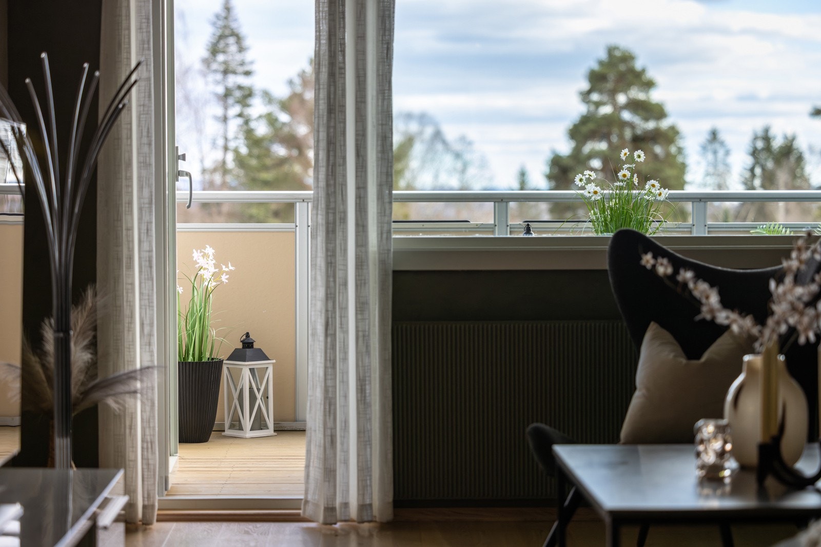 Fra stuen er det direkte utgang til balkong, noe som forsterker romfølelsen og gir en fin overgang mellom inne og ute. Galleribilde