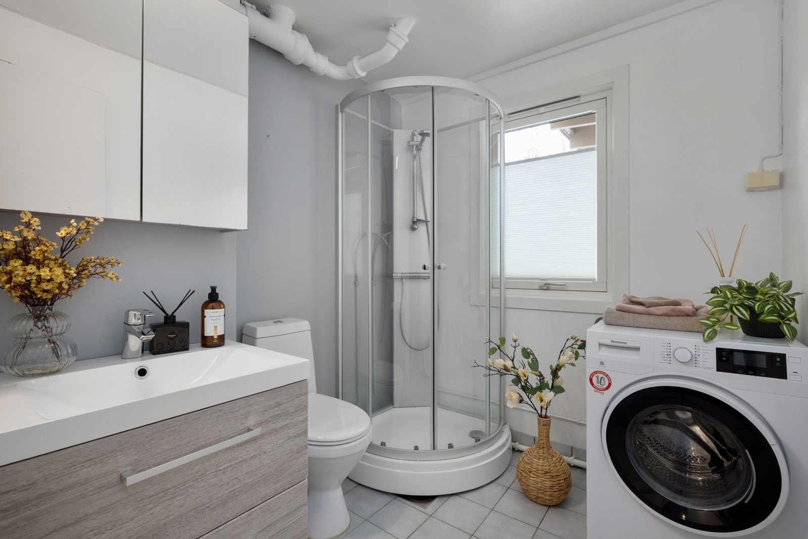 Badet fremstår pent og funksjonelt, med fliser på gulv, malte vegger og dusjkabinett. Galleribilde
