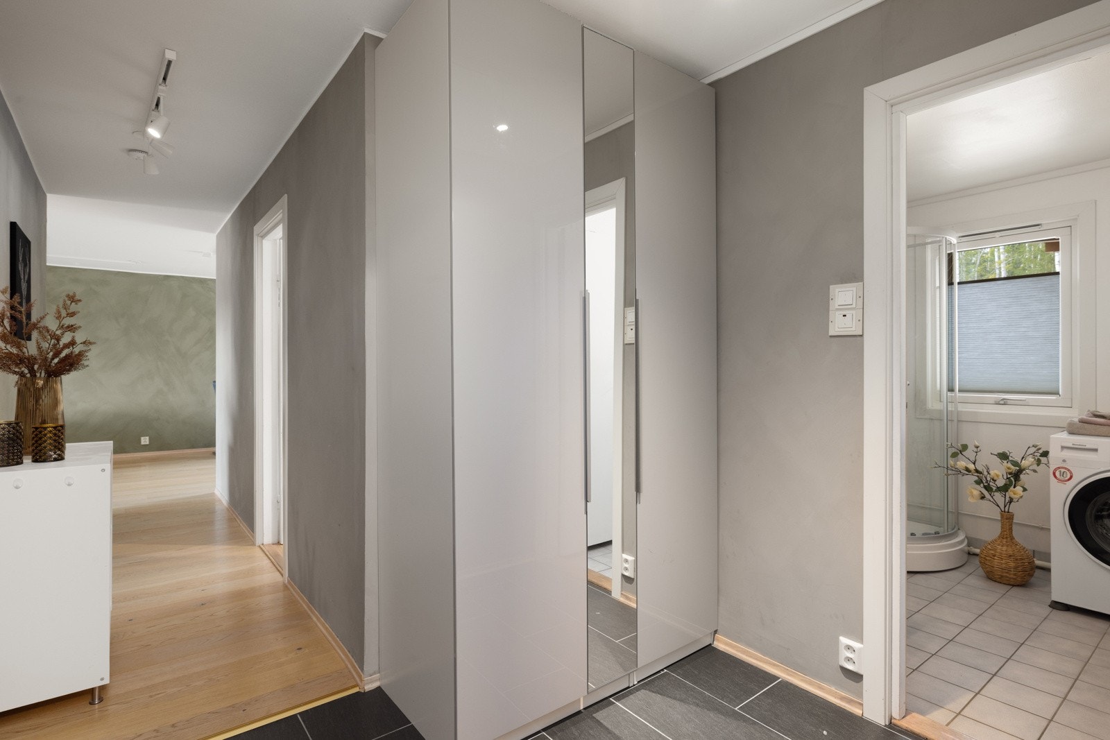 Entréen gir en ryddig og velstelt førsteopplevelse, og fungerer som et fint knutepunkt videre inn i boligen. Galleribilde