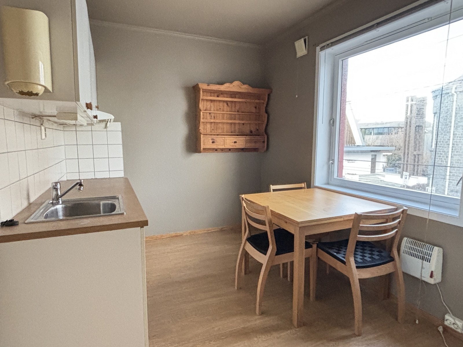 Leiligheten har et lyst og romslig kjøkken med øst-vendt vindu. Fint med morgen- og formiddagssol. Galleribilde