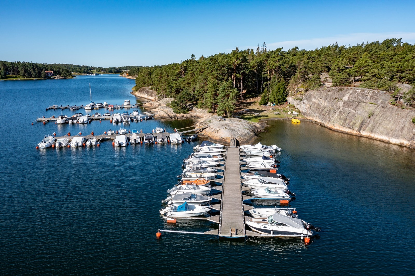 Fellesområde med svaberg, strand og brygger Galleribilde