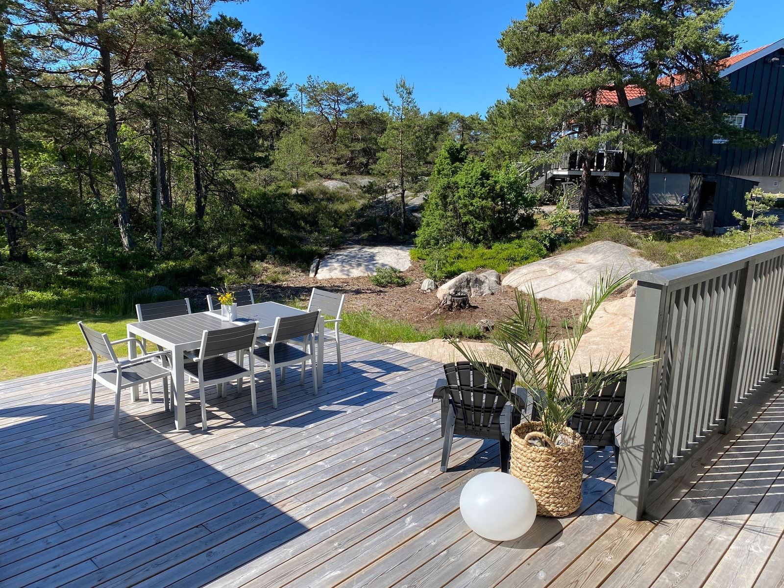 Stor treplatting og plenareal med sol fra morgen til kveld Galleribilde