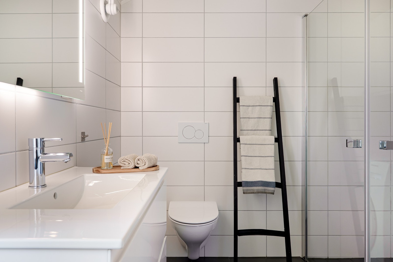 Moderne bad med dusjnisje Galleribilde