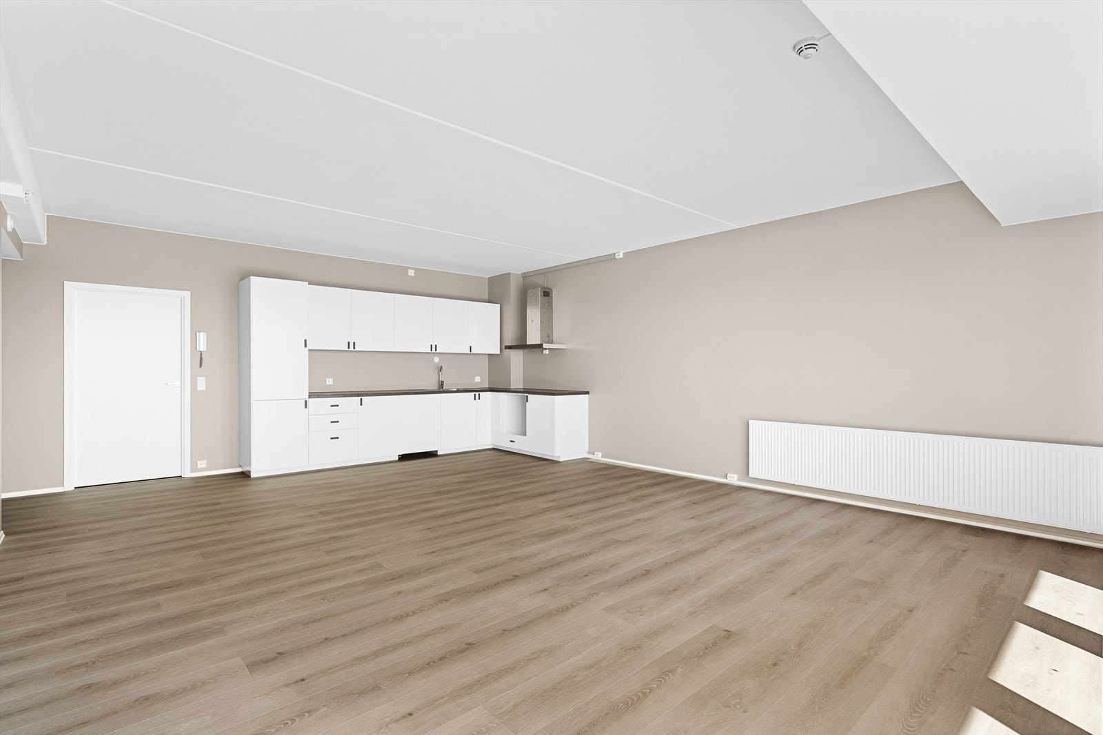 Kjøkkenet har innredning med glatte fronter og benkeplate av laminat. Galleribilde