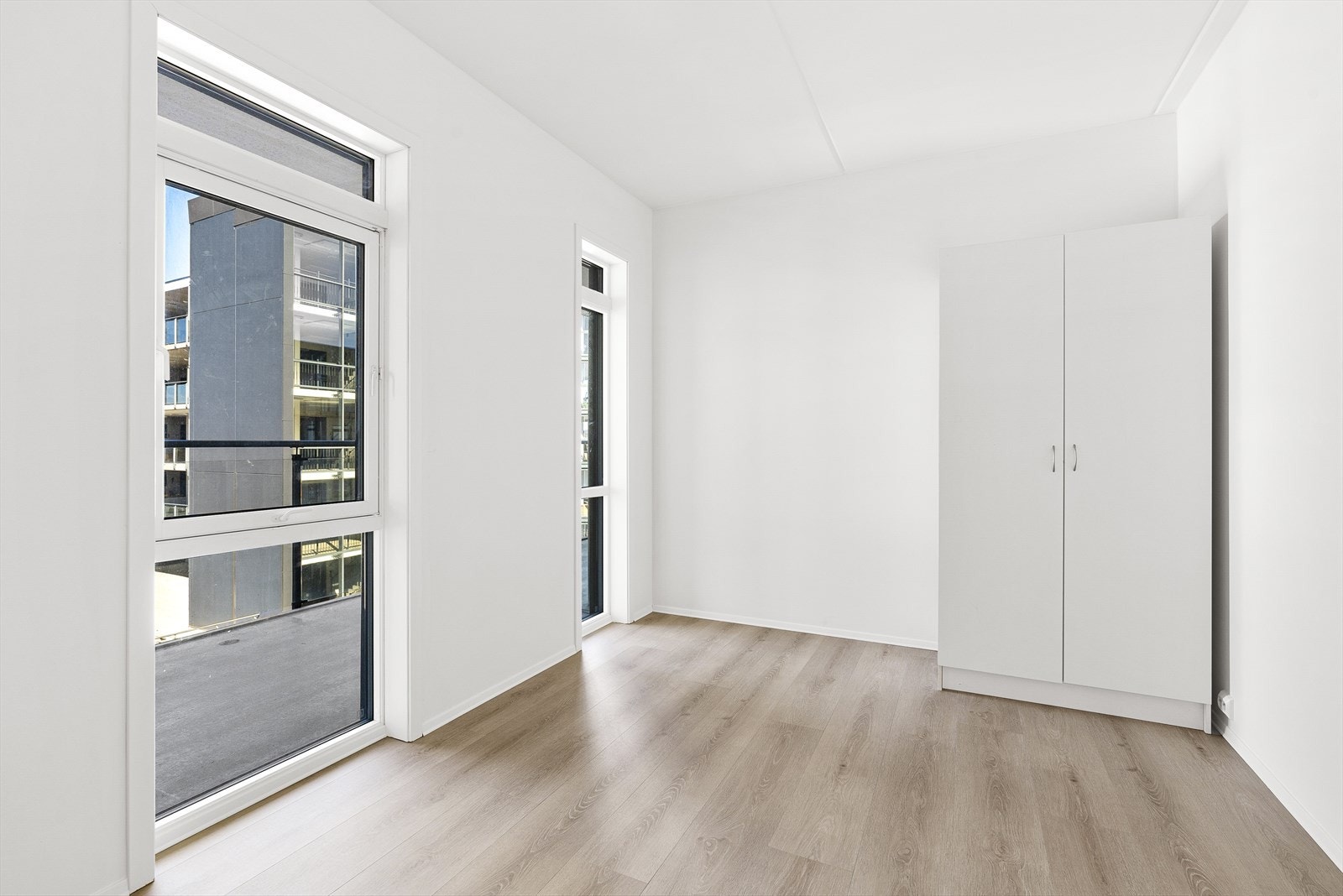 Hovedsoverommet er lyst og luftig, med god plass til garderobeskap. Galleribilde