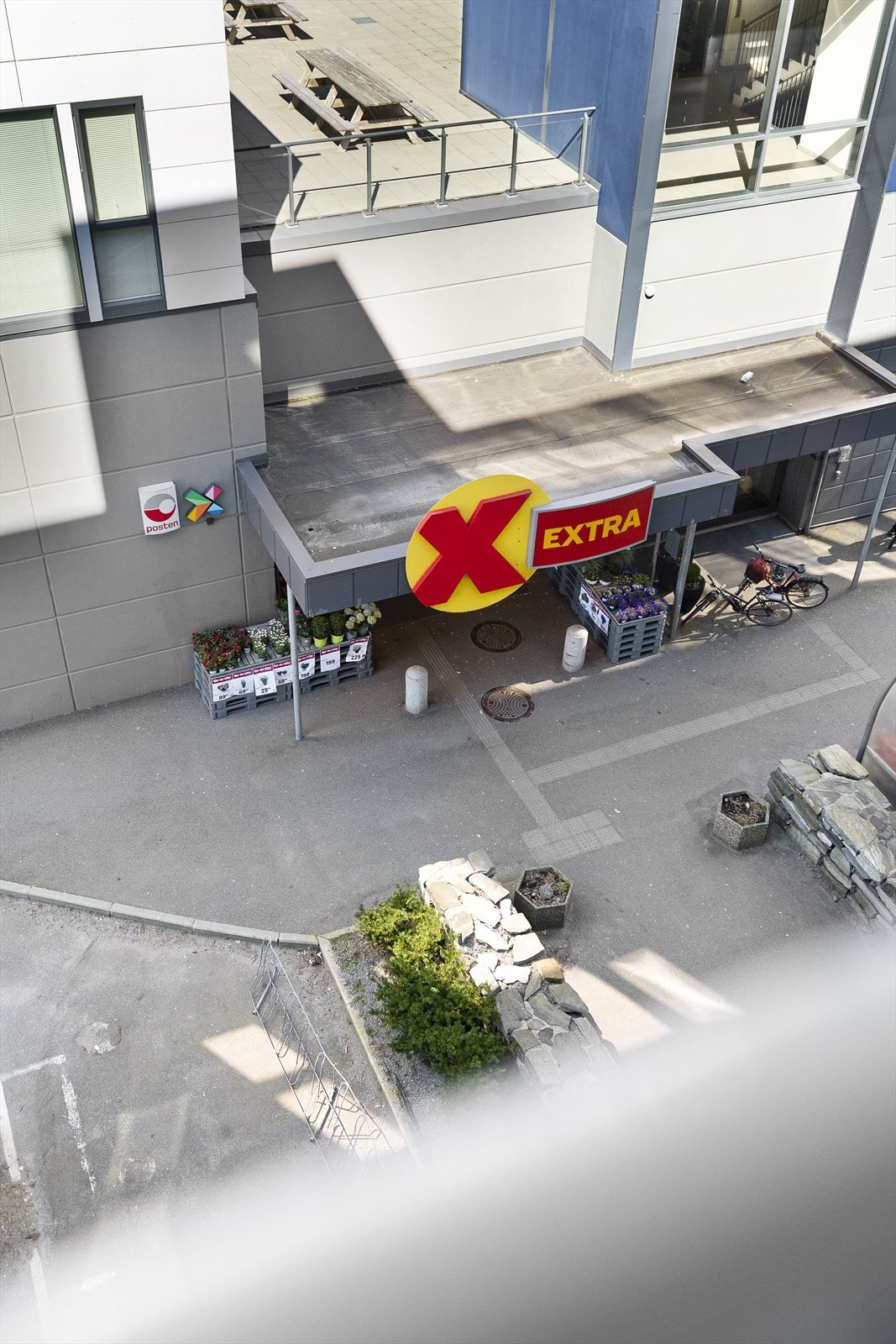 Gangavstand til butikker og et bredt utvalg av servicetilbud, samt idrettsanlegget til Varhaug Idrettslag. Galleribilde