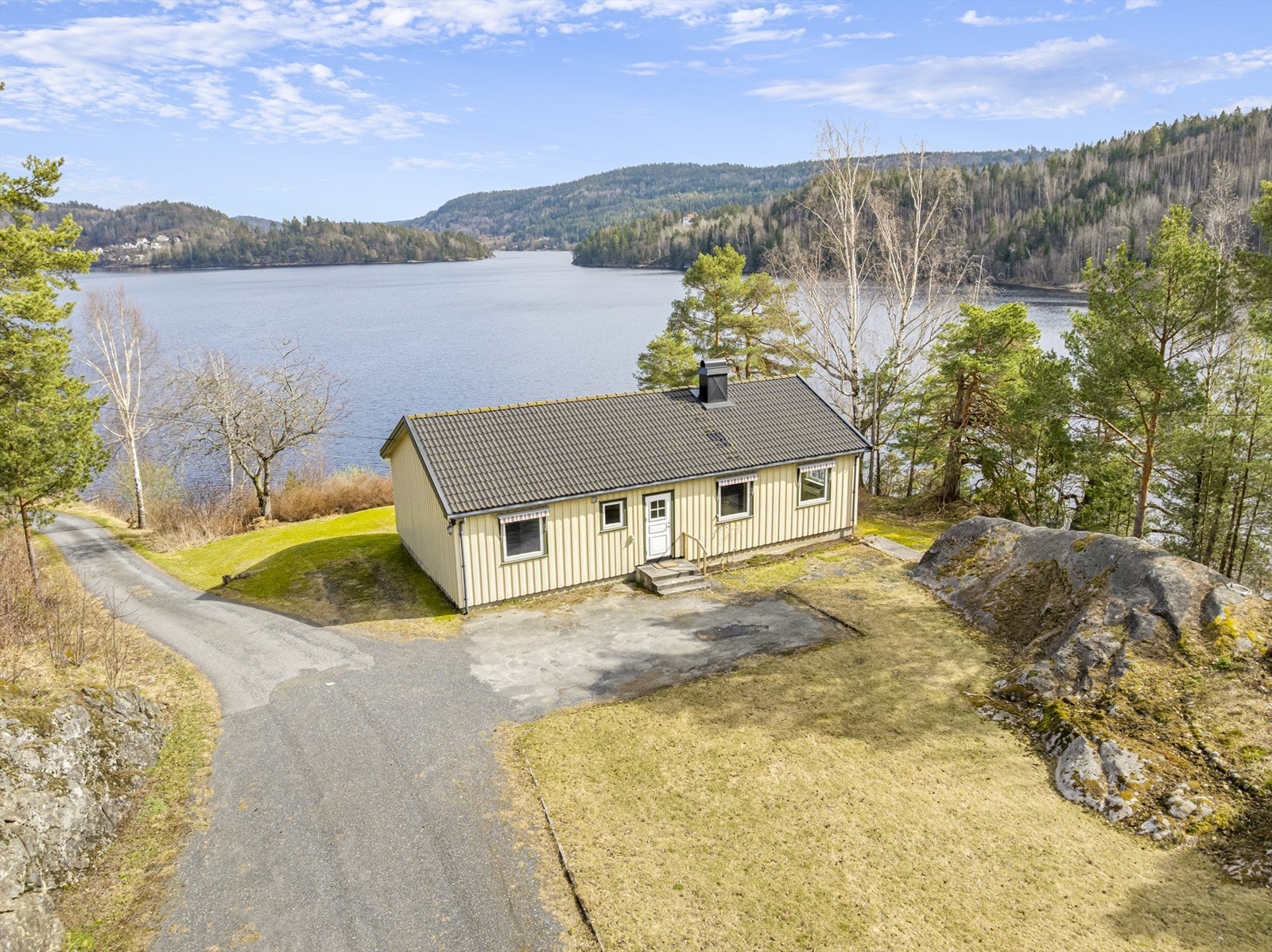 Nydelig beliggenhet med utsikt utover Songevannet! Fra Songevannet kan man ta båten ut til sjøen og nyte den idylliske skjærgården i området. Galleribilde