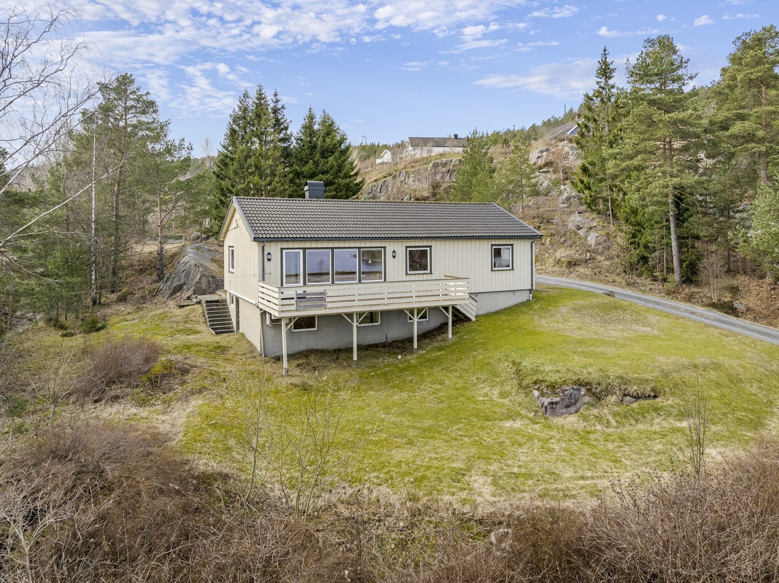 Yttertak ble i 2007 fornyet med nye takstein og undertak av papp. Galleribilde