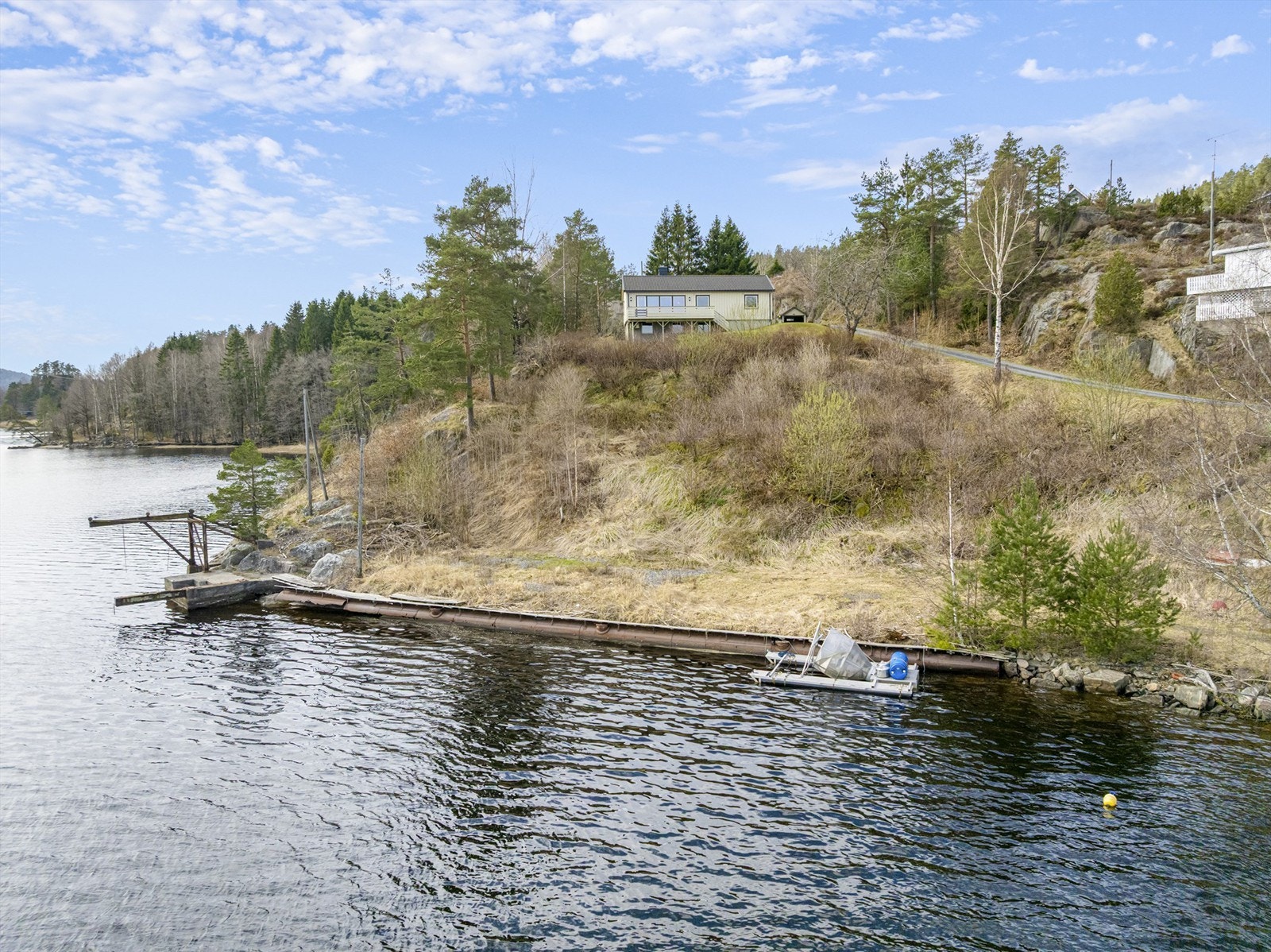 Ca. 100 meter strandlinje - Eldre brygge med stålrør, kran og dekke med vedlikeholdsbehov. Galleribilde