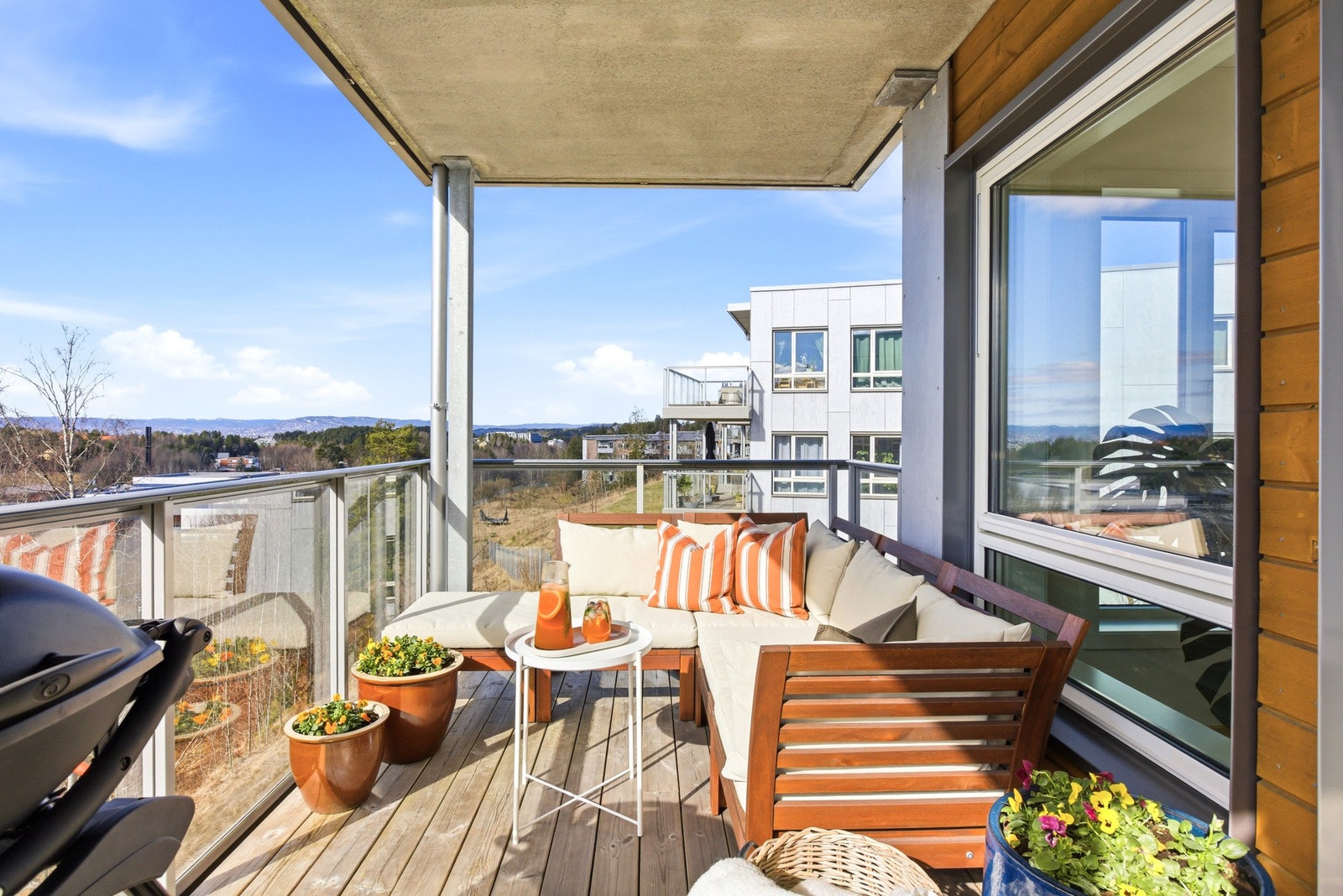 Balkongen har overbygg som skjermer mot nedbør og god plass til sommerkos i solen. Galleribilde