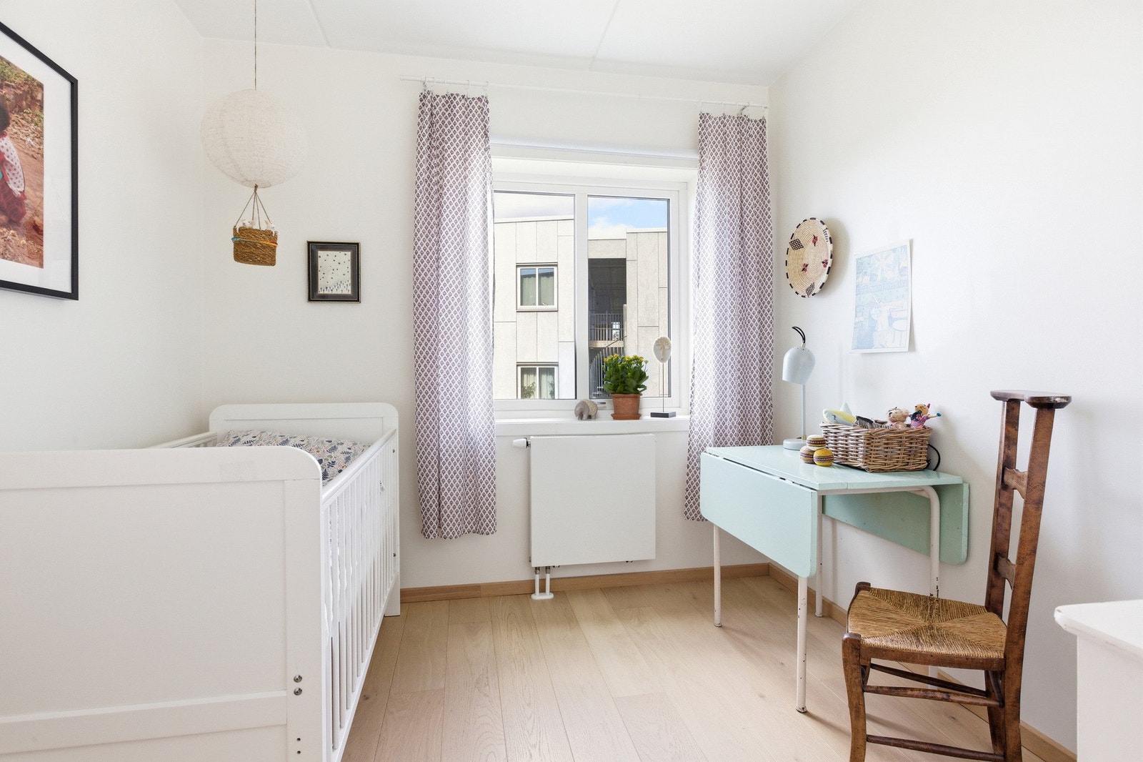 Lyst barnerom med vindu som slipper inn naturlig lys. Galleribilde