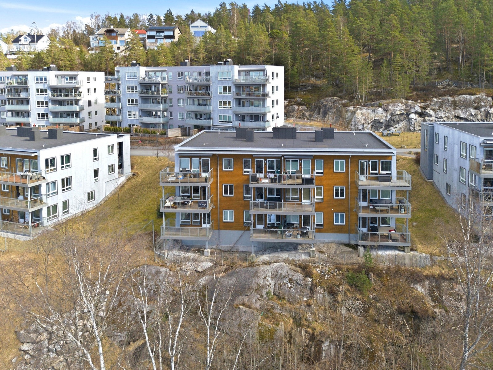 Moderne leilighetsbygg i tre etasjer. Galleribilde