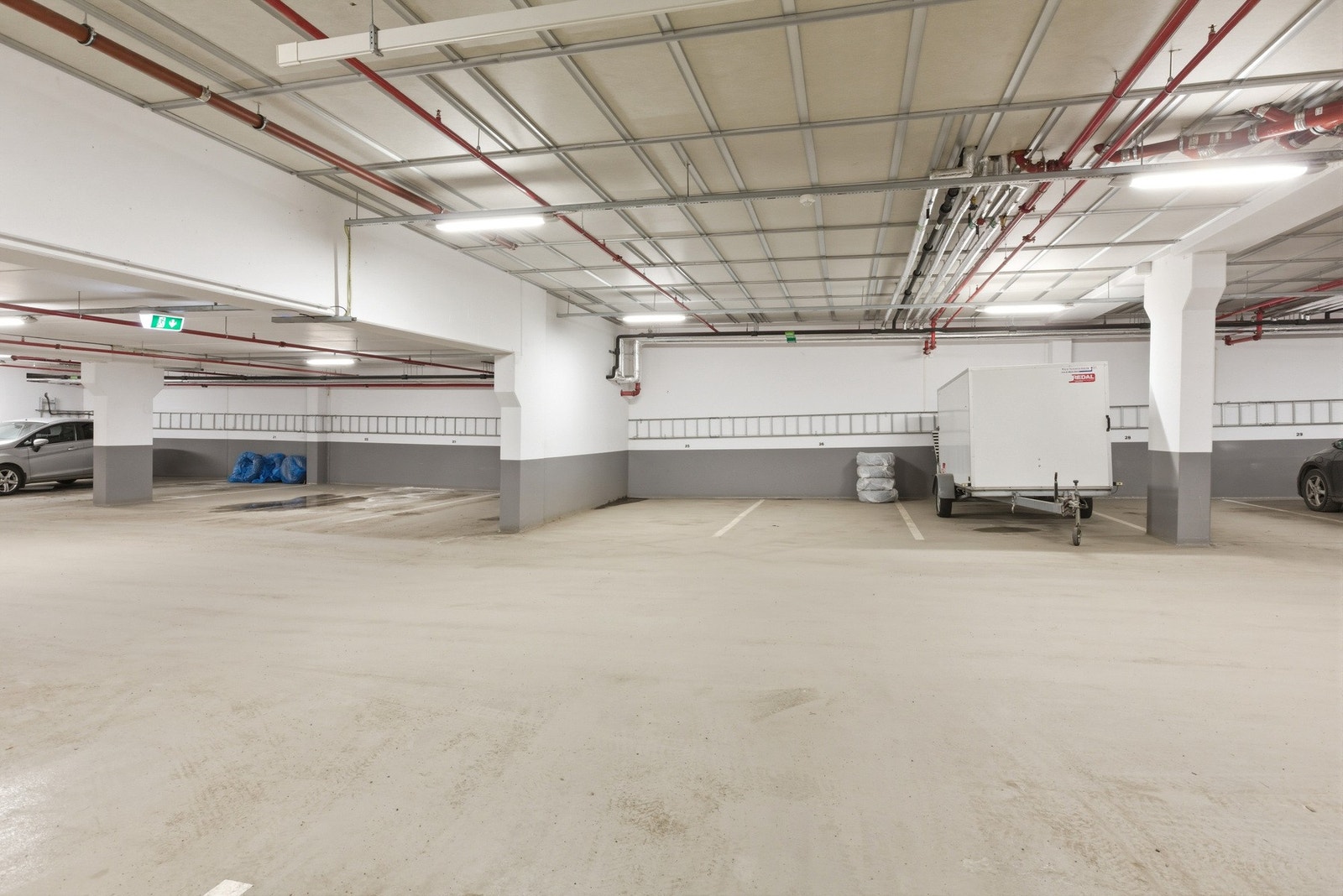 Garasje med plass til bil og oppbevaring. Plassen er i midten på bildet. Galleribilde
