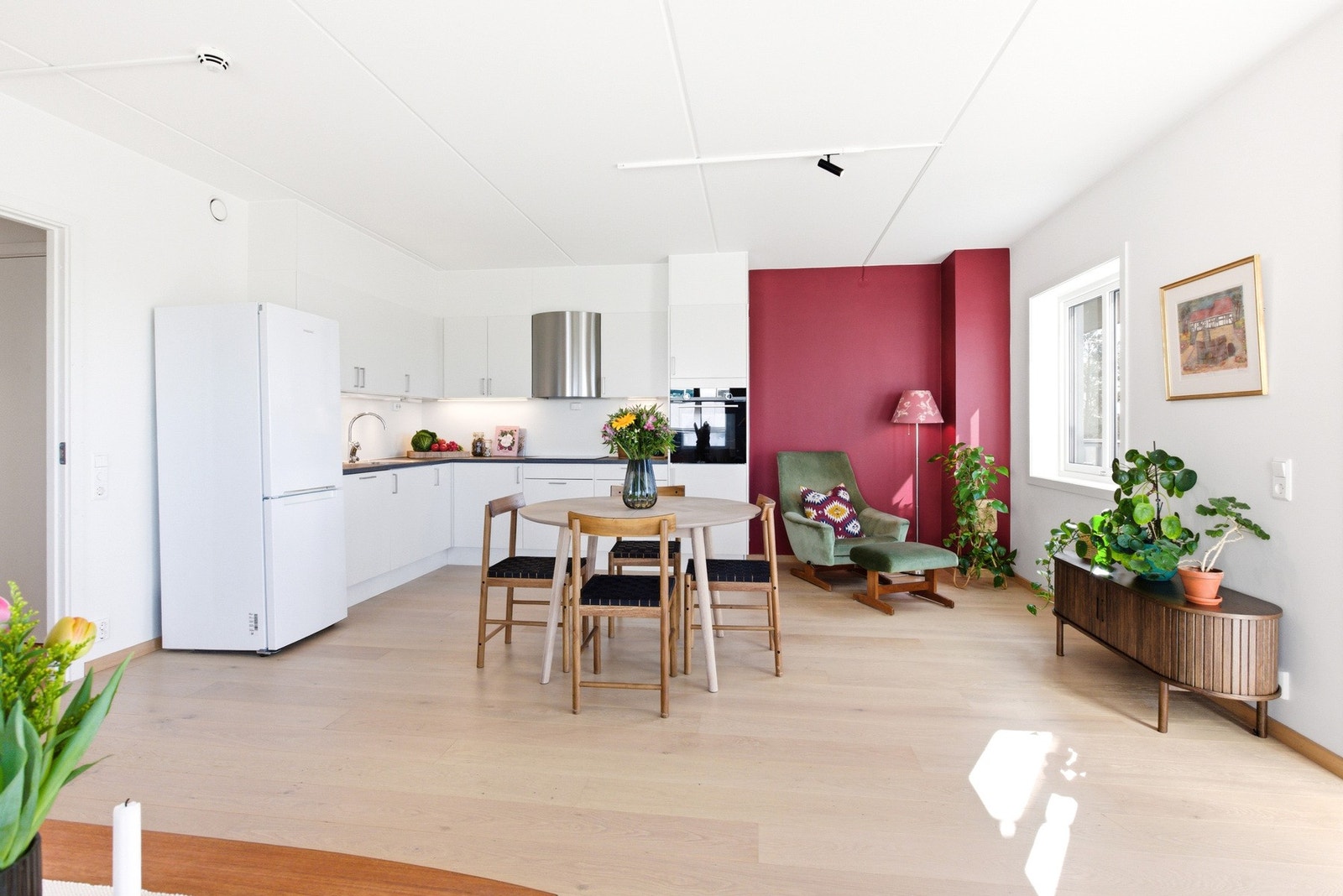 Lyst og innbydende kjøkken med spiseplass og sitteområde. Galleribilde