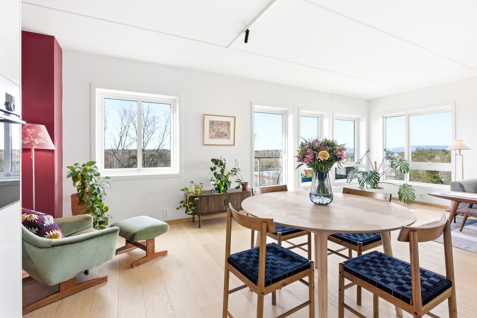 Mye naturlig lys og flott utsikt. Galleribilde