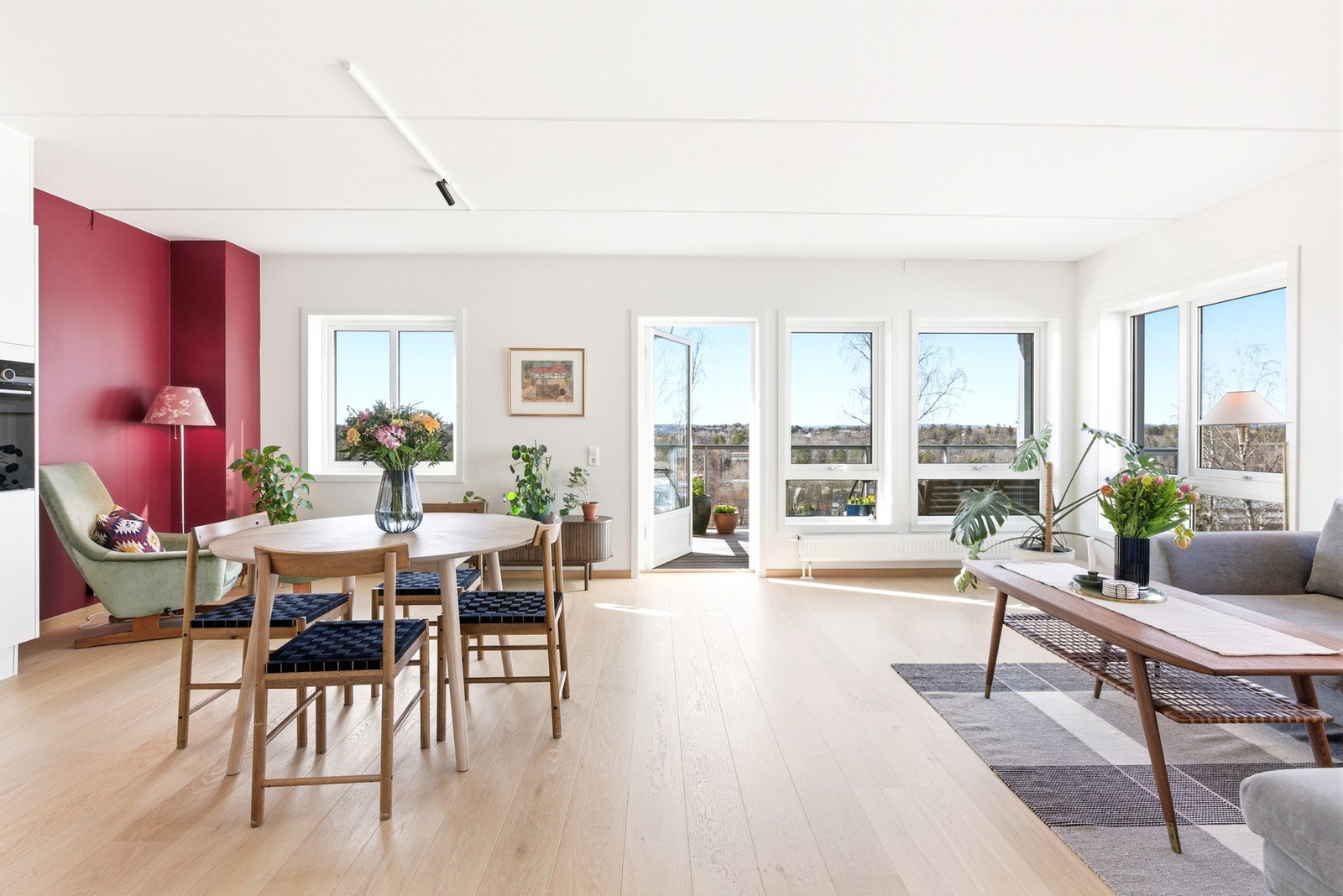 Lys og romslig stue med store vindusflater og utgang til balkongen. Galleribilde