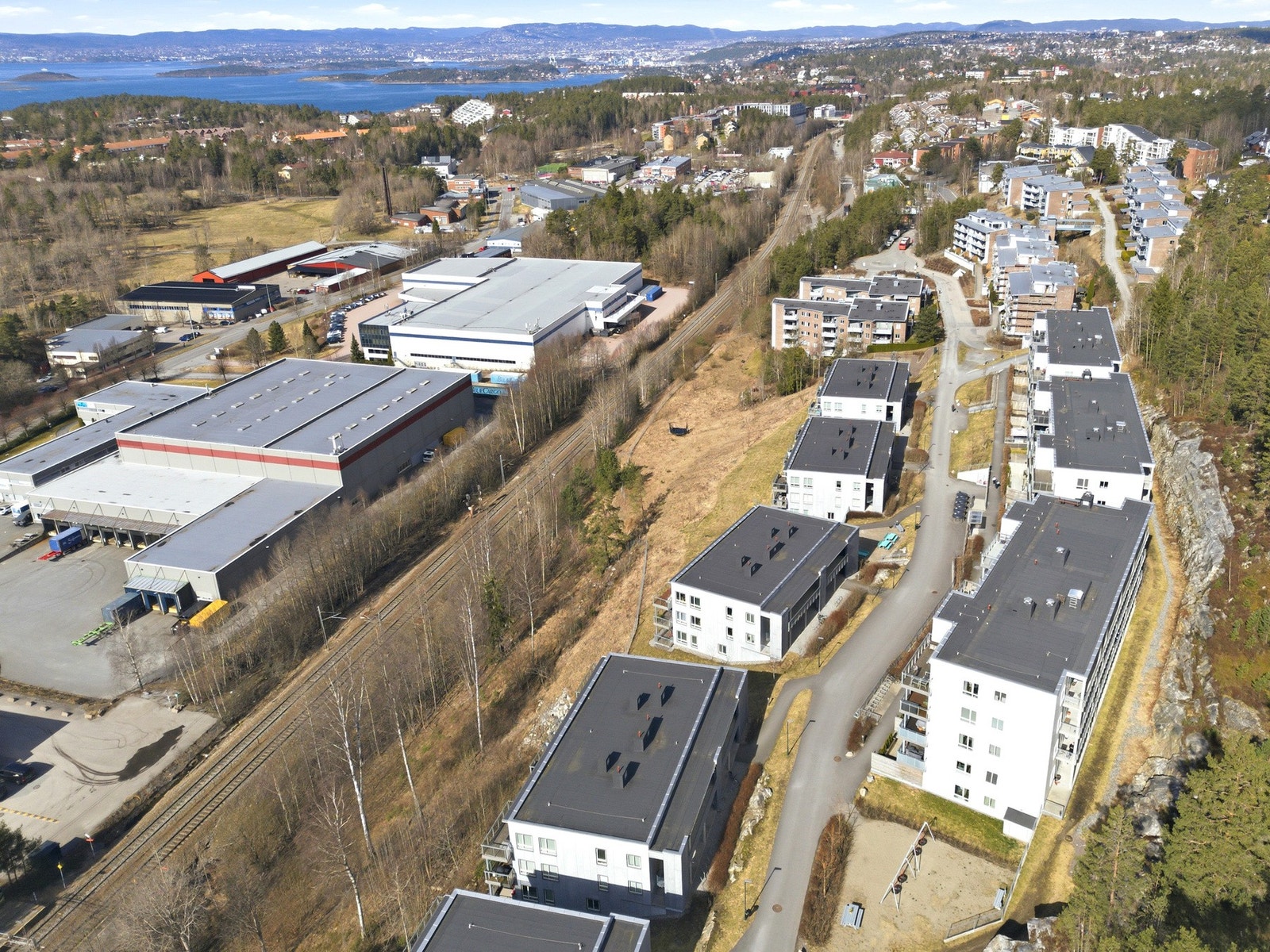 Det er idag industri i front av blokken, men her planlegges det ett nytt nabolag med cafeer og boliger. Galleribilde