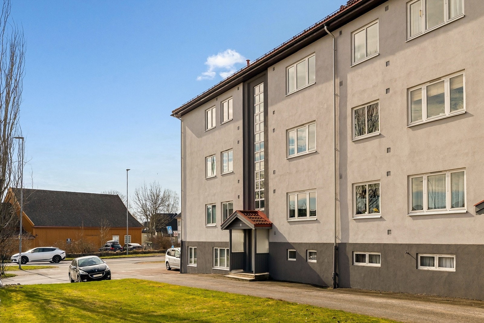 Eiendommen ligger i et veletablert og etterspurt boligområde med en sentral beliggenhet. Galleribilde