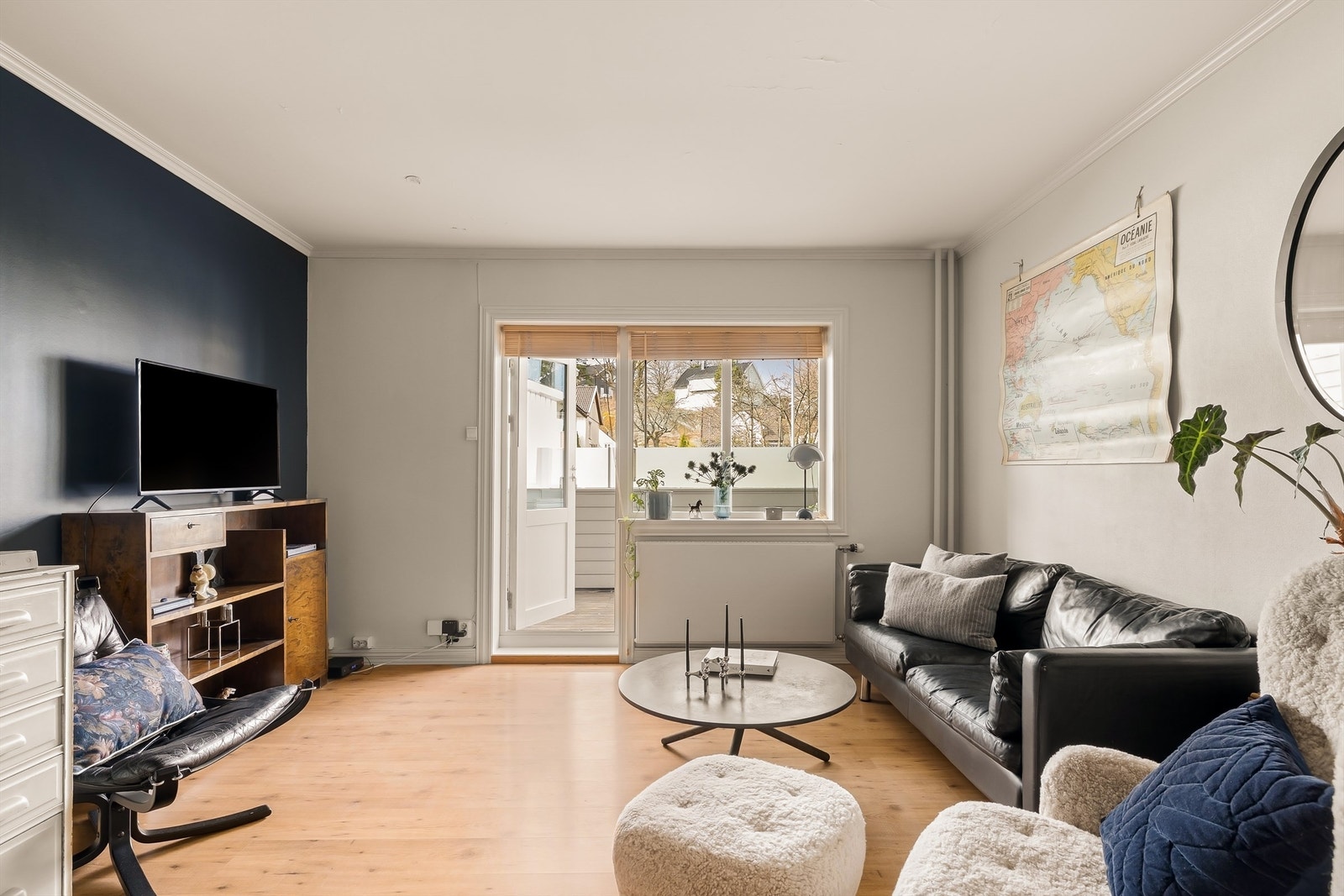 Stuen har direkte utgang til en vestvendt balkong på 8 m², som utvider oppholdsrommet på varme dager. Galleribilde