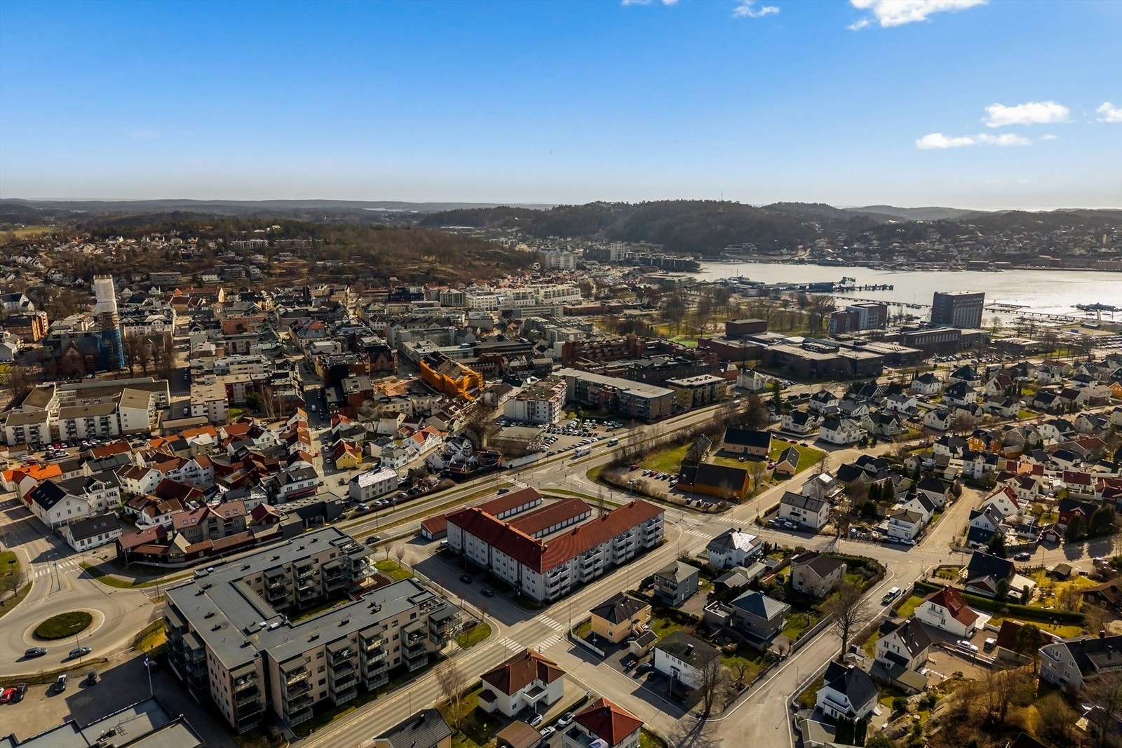 Beliggenheten gir en fin kombinasjon av privatliv og nærhet til et levende bysentrum med Hvaltorvet Kjøpesenter og alle servicetilbud. Galleribilde