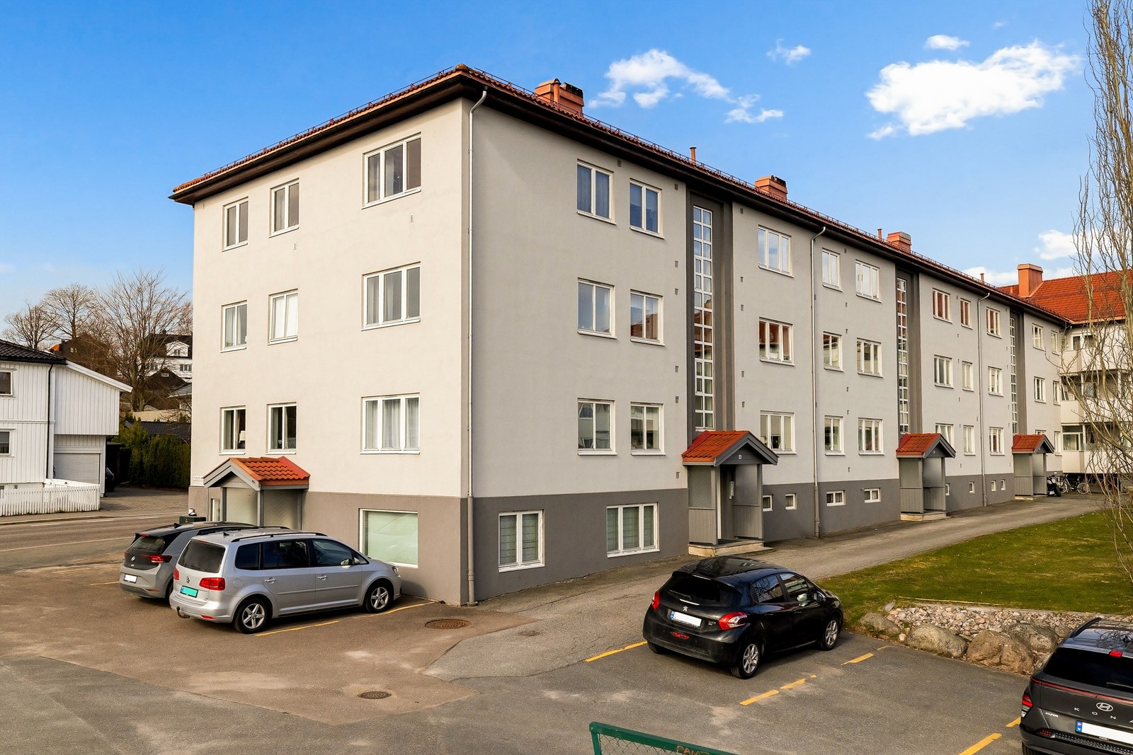 Borettslaget har felles tomt opparbeidet med plenarealer og asfalterte internveier. Galleribilde