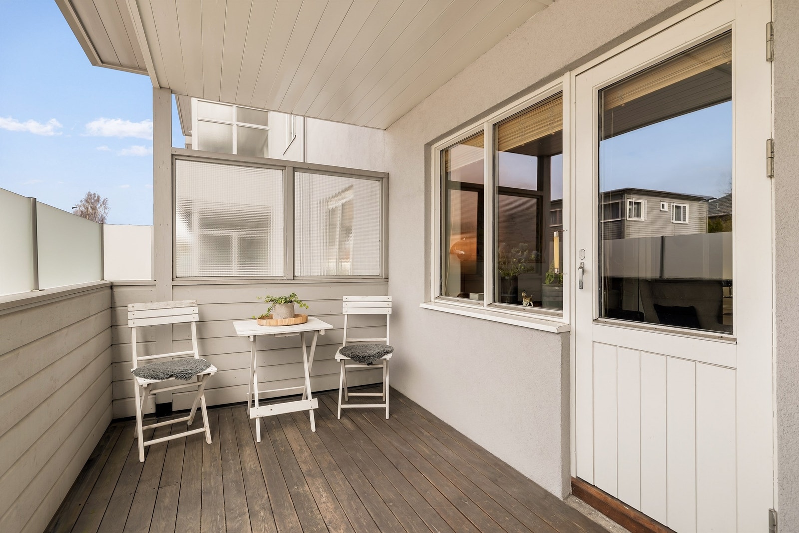 Balkongen på 8 m² vender mot vest og gir en skjermet uteplass med ettermiddags- og kveldssol. Utebelysning og stikkontakt er installert. Galleribilde