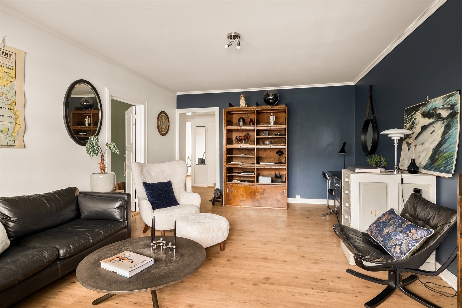 Stuen er lett å møblere og har plass til både sofagruppe og en egen arbeidskrok. Galleribilde