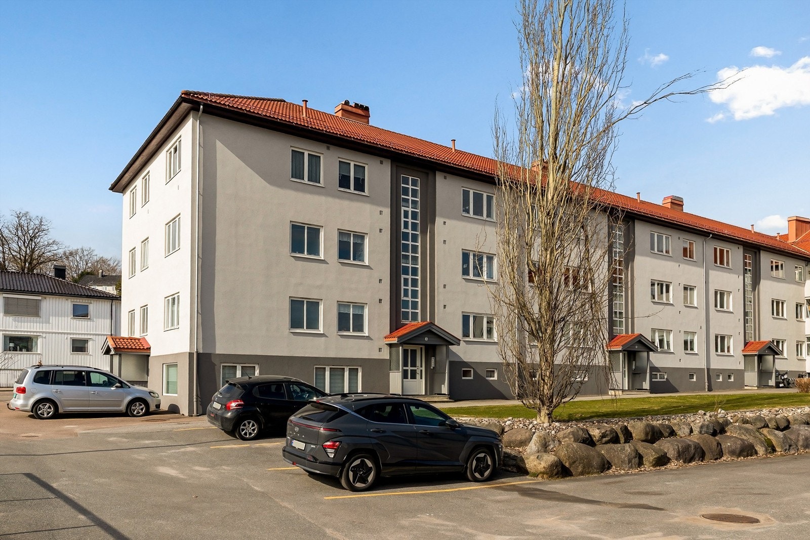 Leiligheten disponerer en bod i kjelleren på 7 m² og en bod på loftet på 4 m² for ekstra lagring. Galleribilde