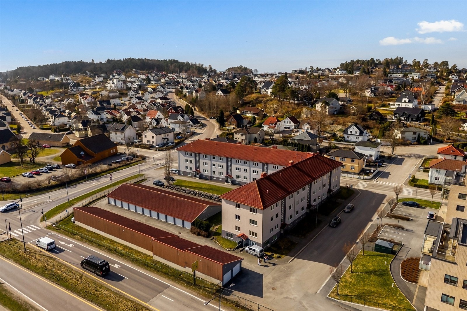Nærområdet byr på gode oppvekstvilkår med flere skoler og barnehager i gangavstand, blant annet Byskolen kun 7 minutter unna. Galleribilde