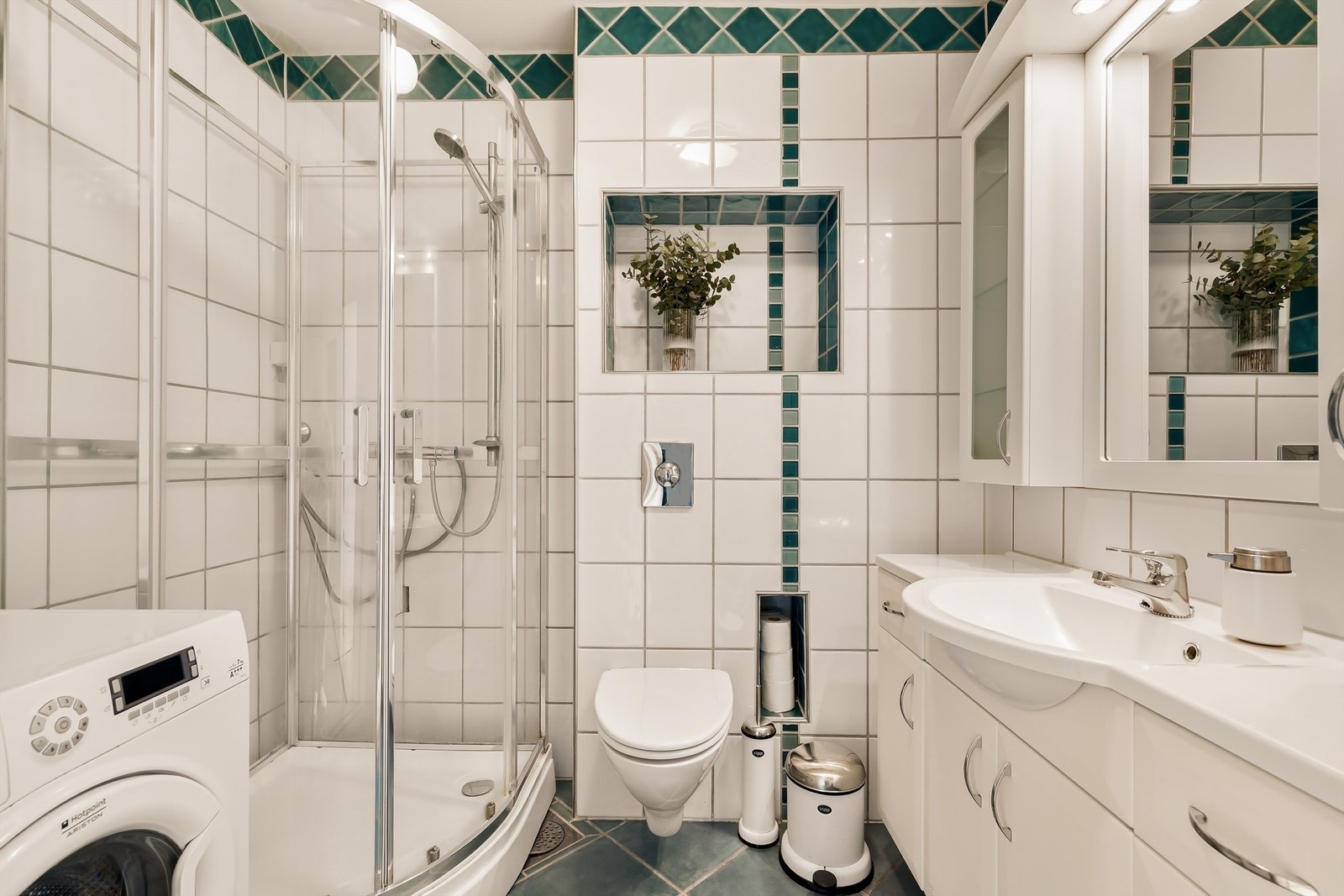 Badet ble oppgradert rundt 2006 og har flislagt gulv med gulvvarme, dusjkabinett, vegghengt toalett og opplegg for vaskemaskin. Galleribilde
