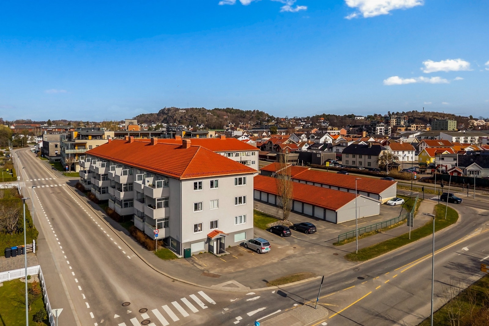 Gode rekreasjonsmuligheter med kort avstand til både Hjertnesskogen og Bugårdsparken, som har flotte turstier og idrettsanlegg. Galleribilde