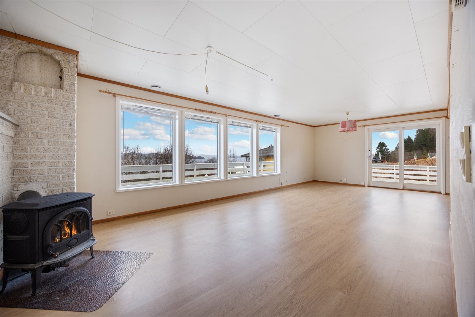 Stue med flott utsikt over deler av Osterfjorden. Galleribilde