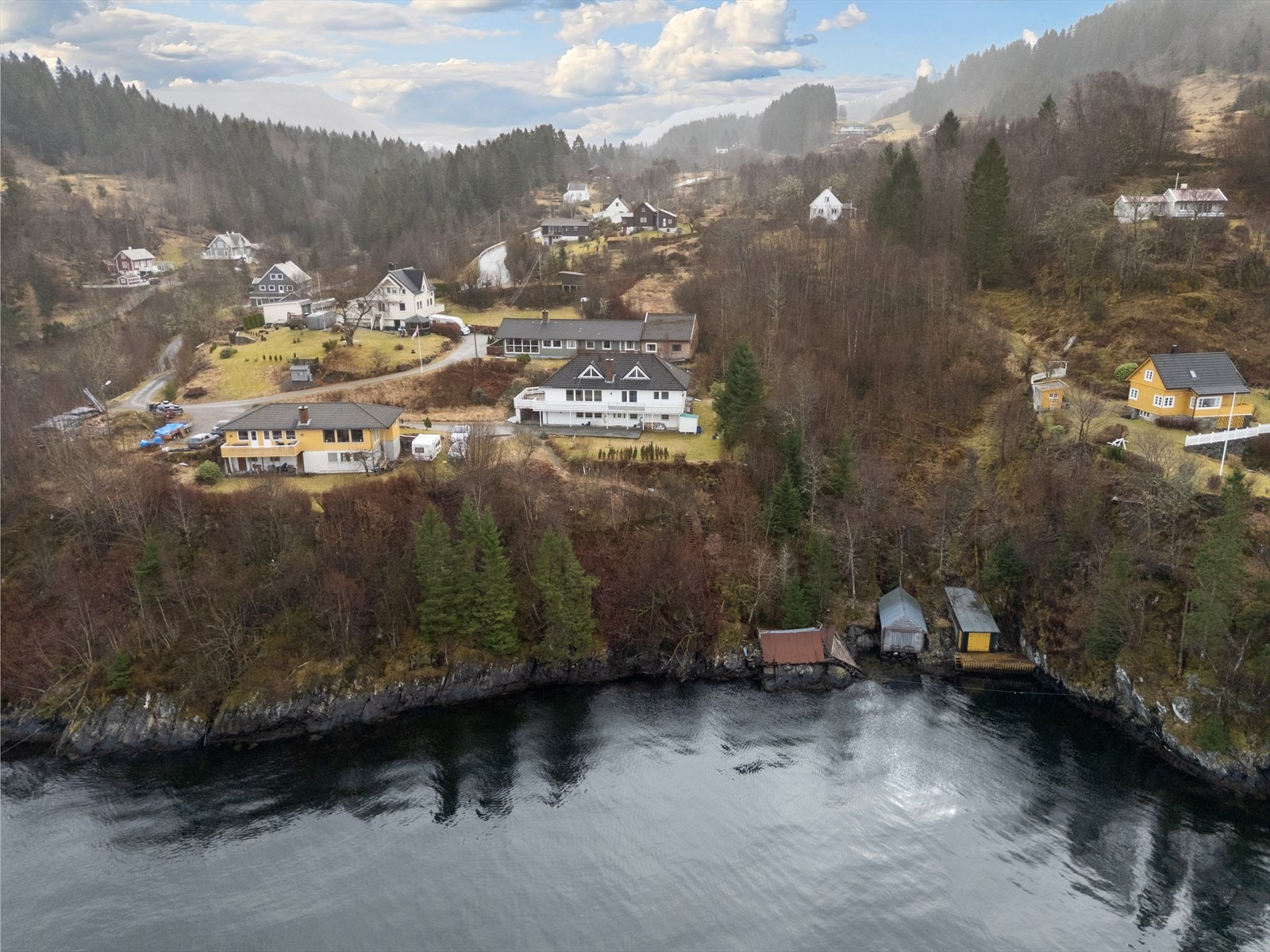 Boligen går over 3 plan og er over 300 kvm. Eiendommen stekker seg helt ned til sjøen og naust med rustet tak medfølger eiendommen. Galleribilde