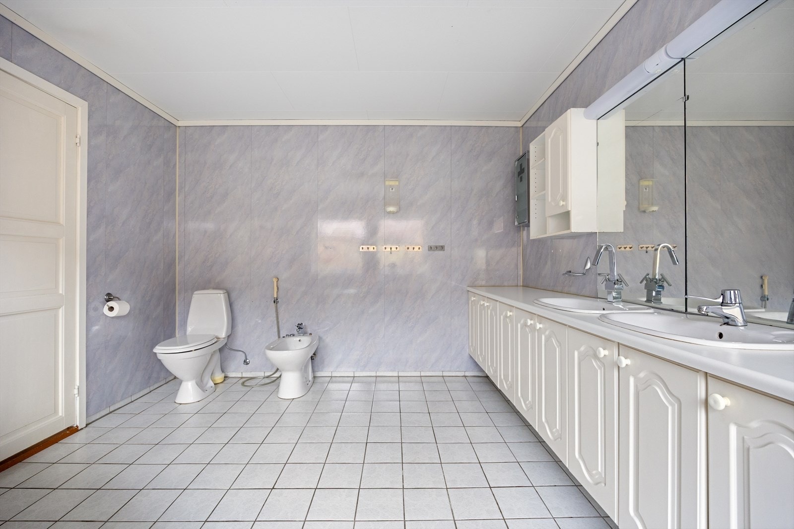 Meget romslig bad med dobbel servant, wc, badekar og bidè. Galleribilde