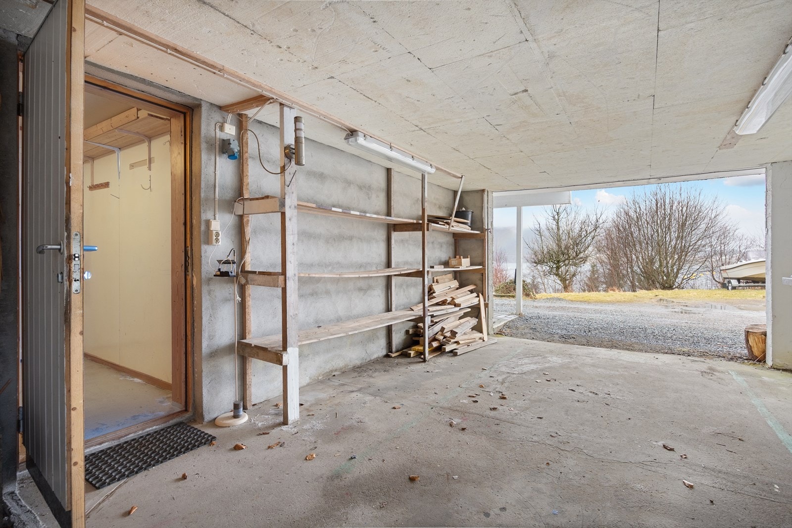 Carport/garasje med tilkomst inn i huset. Her kan du gå tørrskodd rett inn. Galleribilde