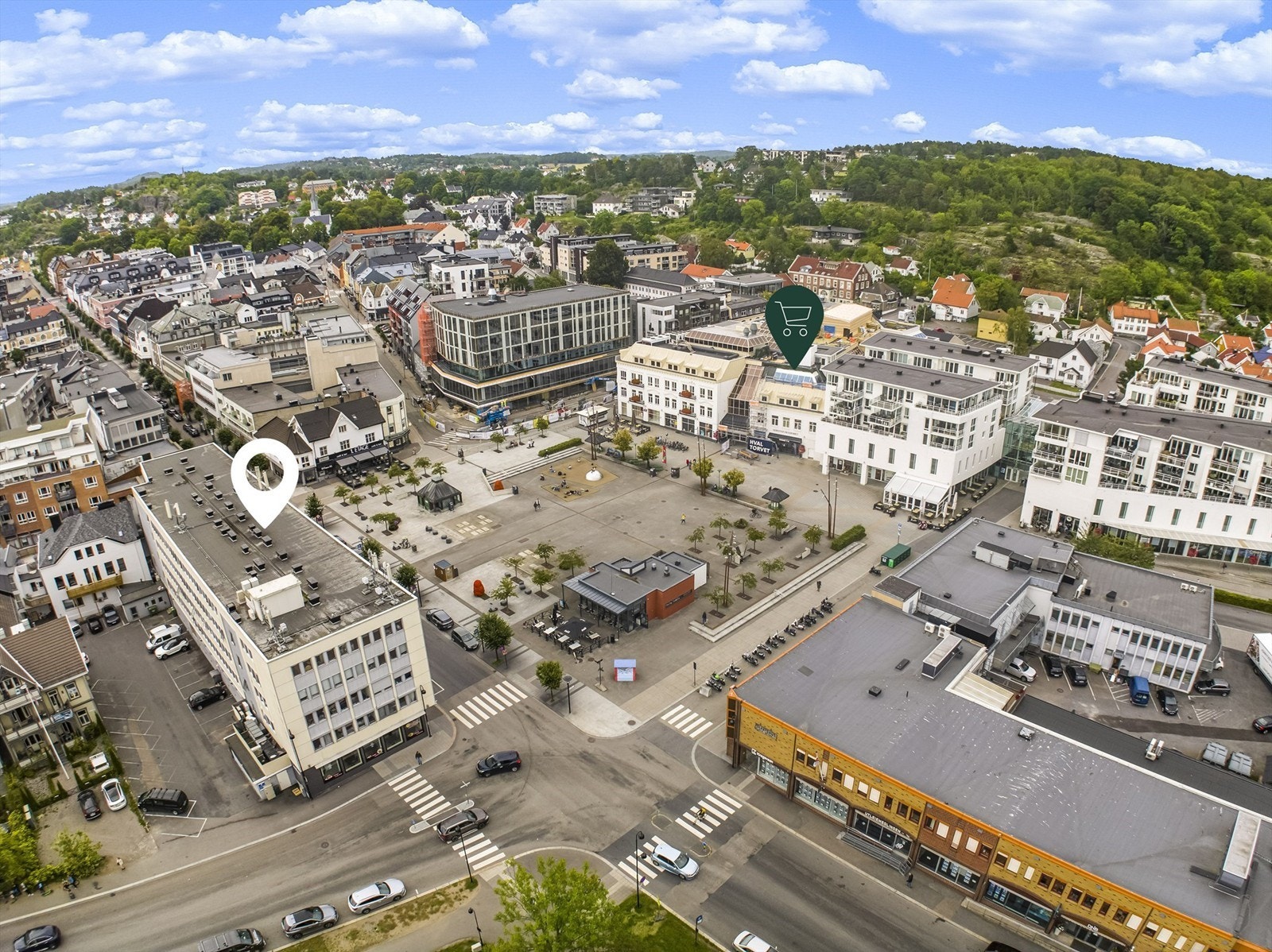 Utenfor leiligheten har du direkte adkomst til byens fasiliteter. Midt i smørøyet! Galleribilde