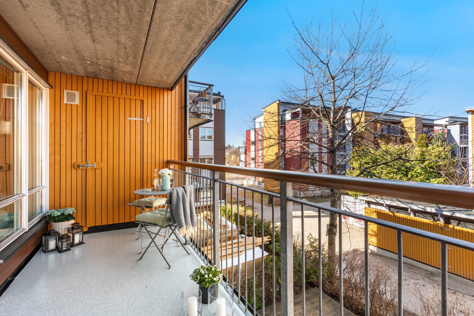 På balkongen er det en bod på ca. 1 m², som gir praktisk lagringsplass. Galleribilde
